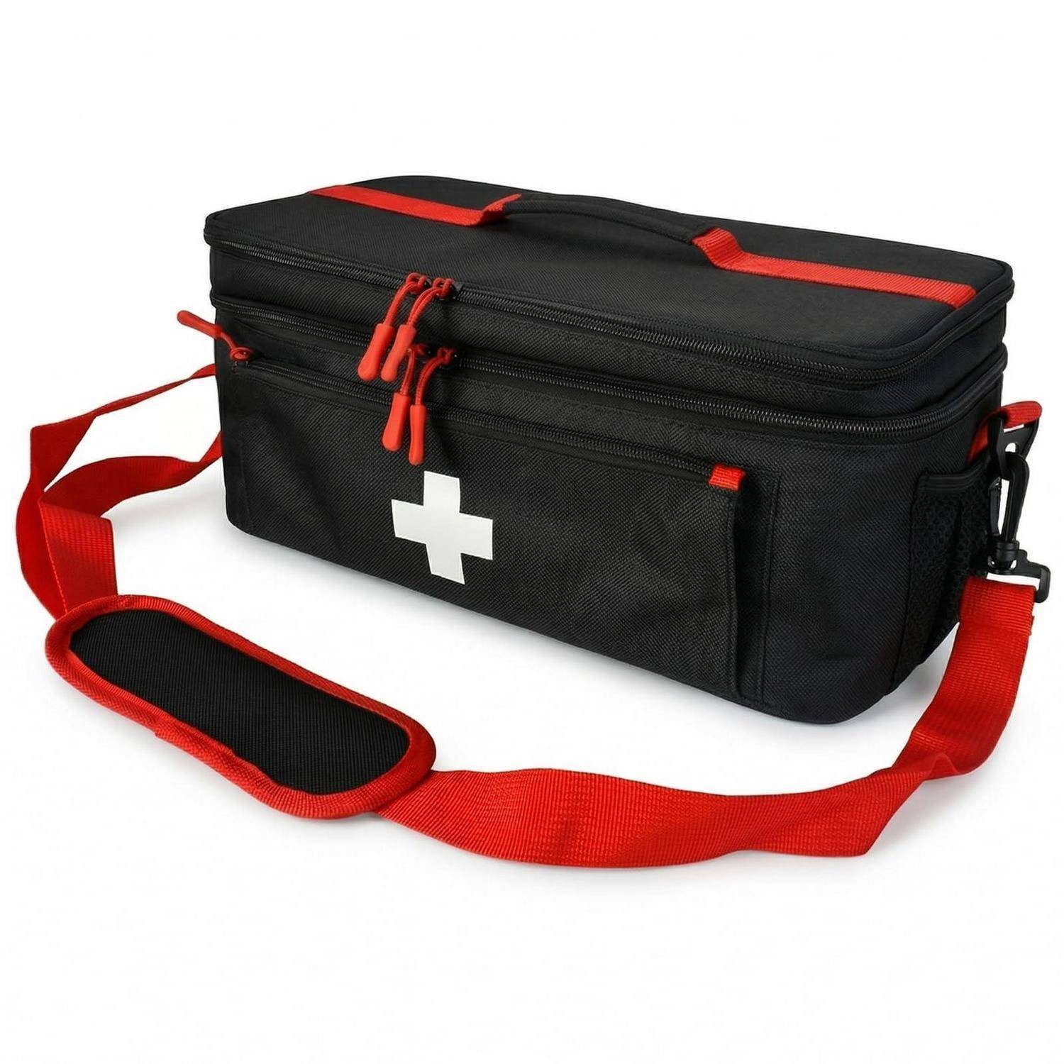 Schwarze Erste-Hilfe-Tasche mit weißem Kreuz und rotem Schultergurt, isoliert auf weißem Hintergrund dargestellt.
