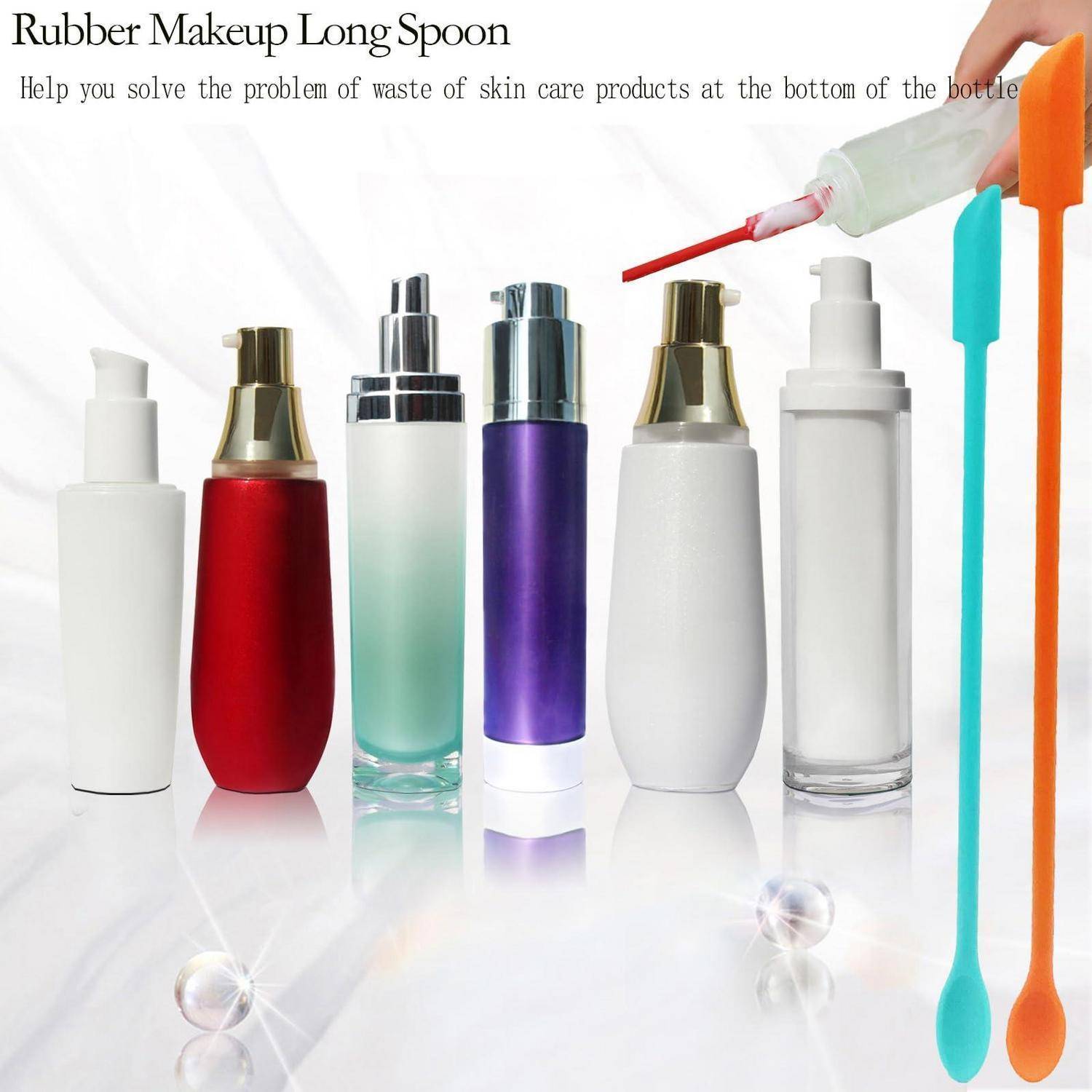 Produktbild mit einem Gummi-Make-up-Spachtel und mehreren Kosmetikflaschen, das ein Werkzeug zum Erreichen von restlichen Hautpflegeprodukten am Boden von Flaschen zeigt.