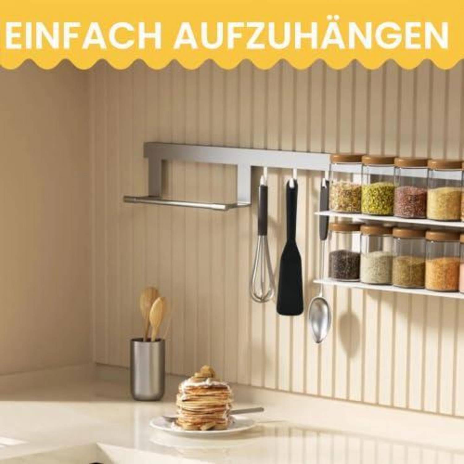 Wandorganizer für die Küche mit hängenden Utensilien und Gewürzgläsern; der Text sagt „EINFACH AUFHÄNGEN