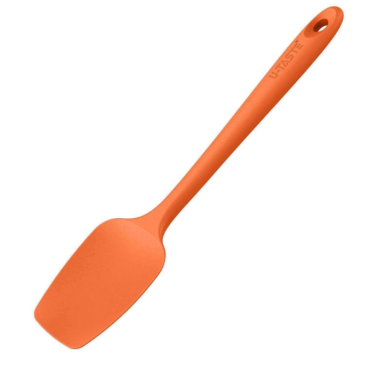 Orange-farbiger Silikonspatel mit langem Griff und Aufhängeloch, gezeigt auf einfachem weißem Hintergrund.