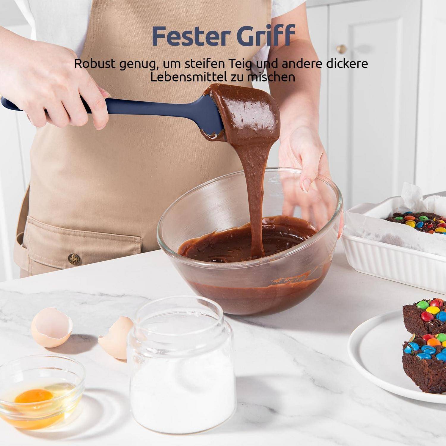 Person mit einem robusten Spatel, der dicken Schokoladenteig in einer Glassschüssel rührt, mit deutschem Text „Fester Griff