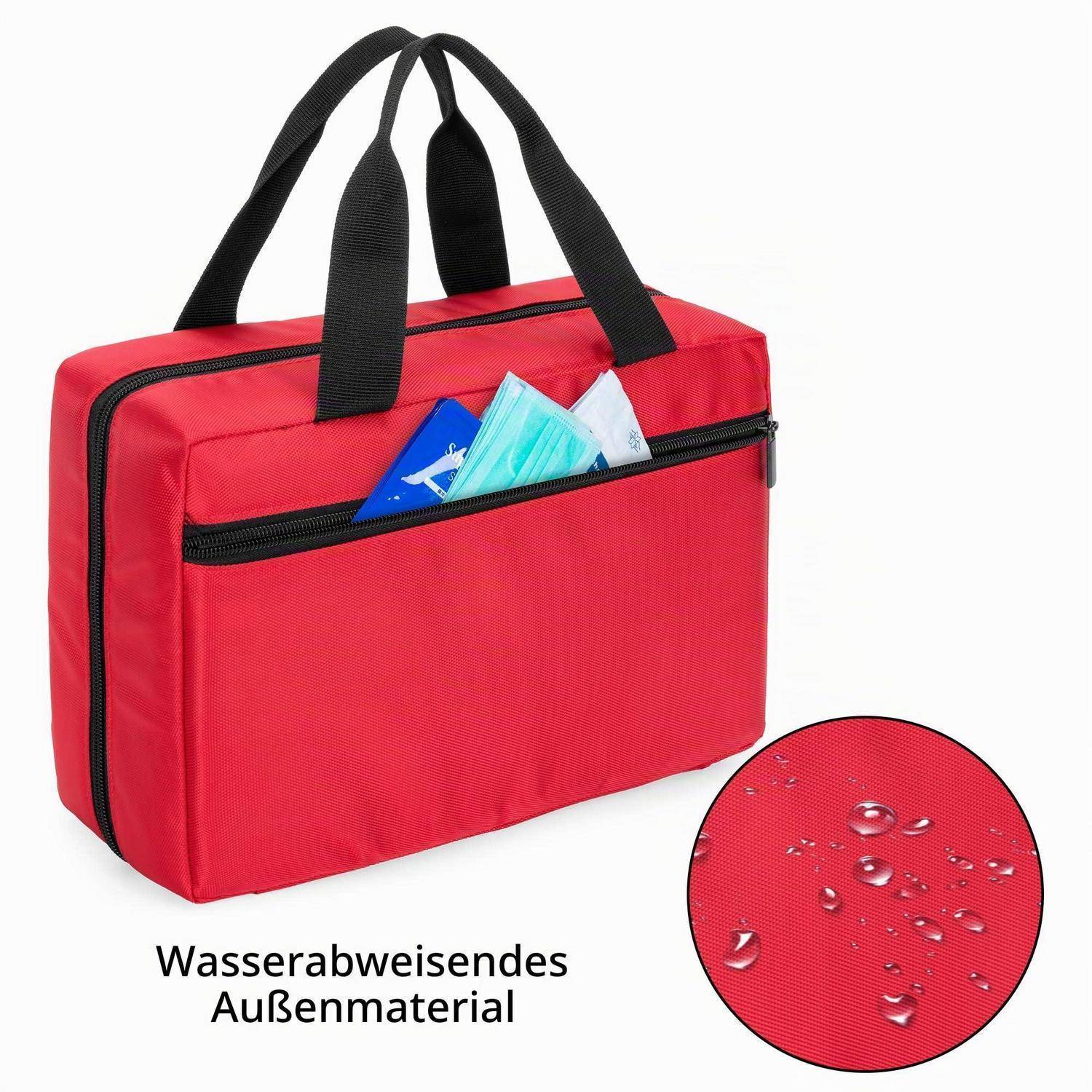 Rote isolierte Tragetasche mit schwarzen Griffen und Reißverschlusstasche an der Vorderseite, gezeigt mit Inhalt, der herausschaut; die Detailaufnahme hebt das wasserabweisende Außenmaterial hervor.