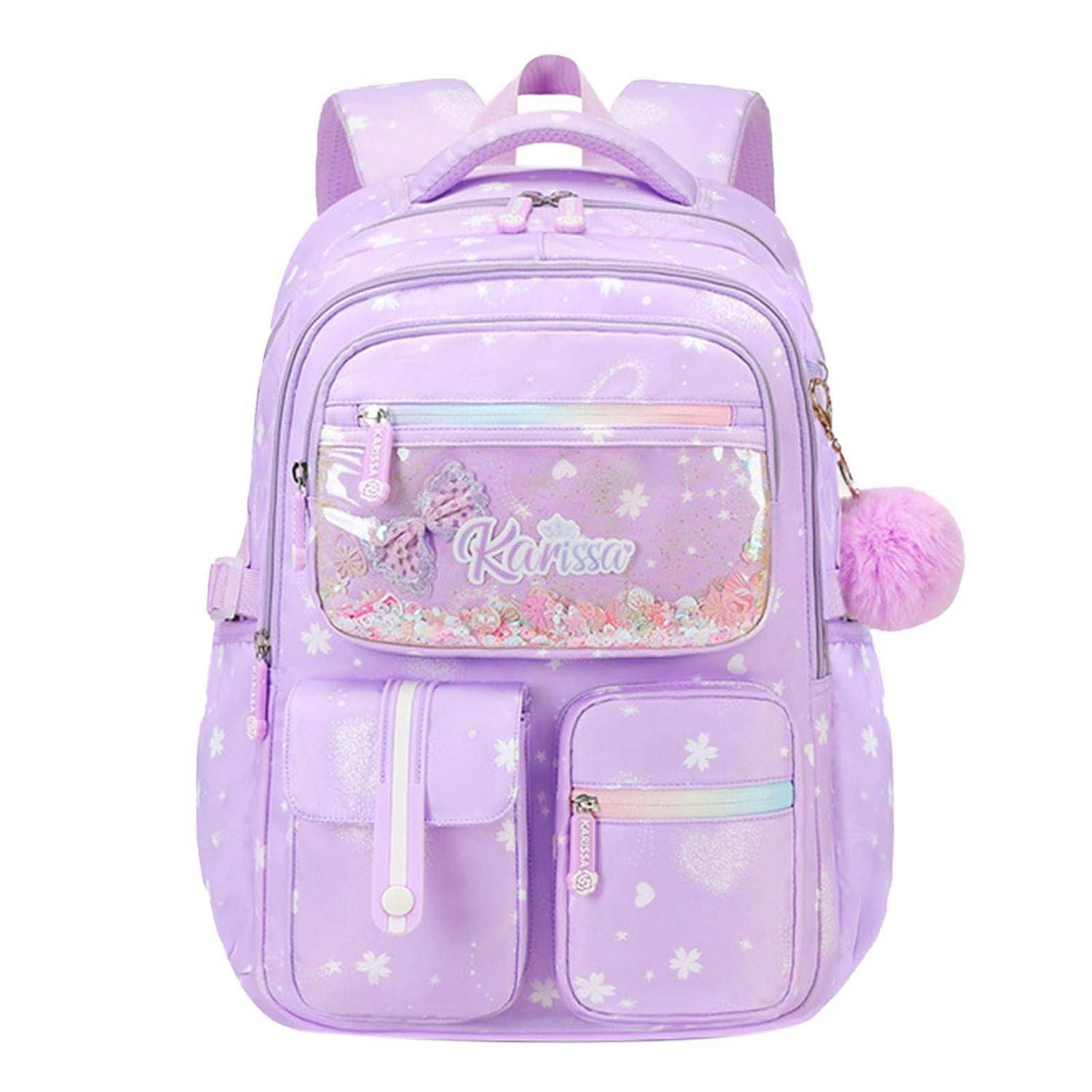 Lavendelblauer Kinderrucksack mit weißem Blumenmuster, Vordertaschen und einem rosa flauschigen Pompom-Anhänger; „Karissa