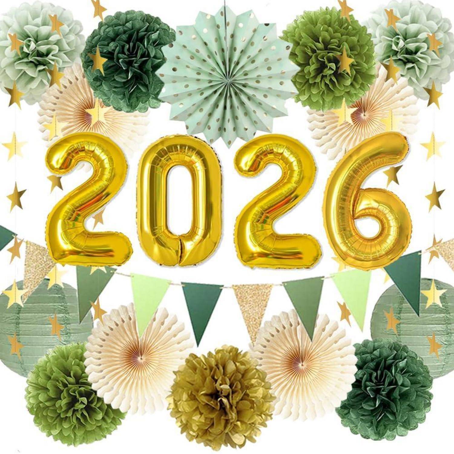 Goldfolienballons mit der Aufschrift 2026, umgeben von grünen, cremefarbenen und goldenen Papierblumen, Sternen und Partydekoration auf weißem Hintergrund.