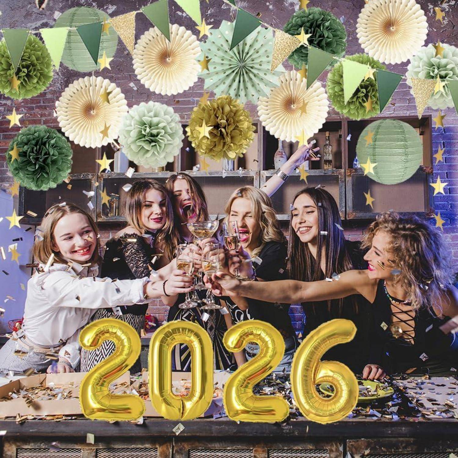 Gruppe junger Frauen stoßen mit Champagner auf einer Silvesterparty 2026 an, mit goldenen „2026