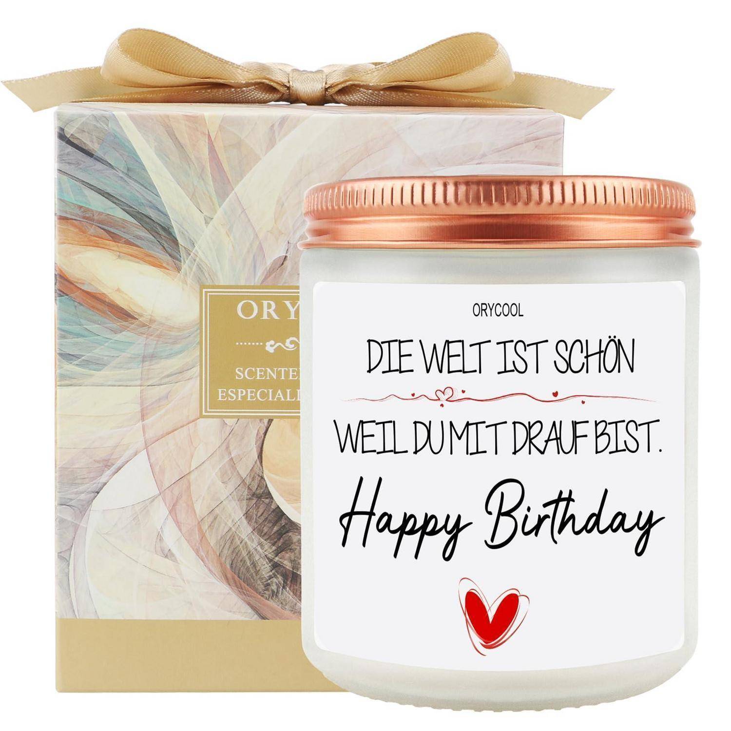 Duftkerze zum Geburtstag in einem Glaskrug mit Kupferdeckel, mit deutschem Label beschriftet „Die Welt ist schön weil du mit drauf bist. Happy Birthday