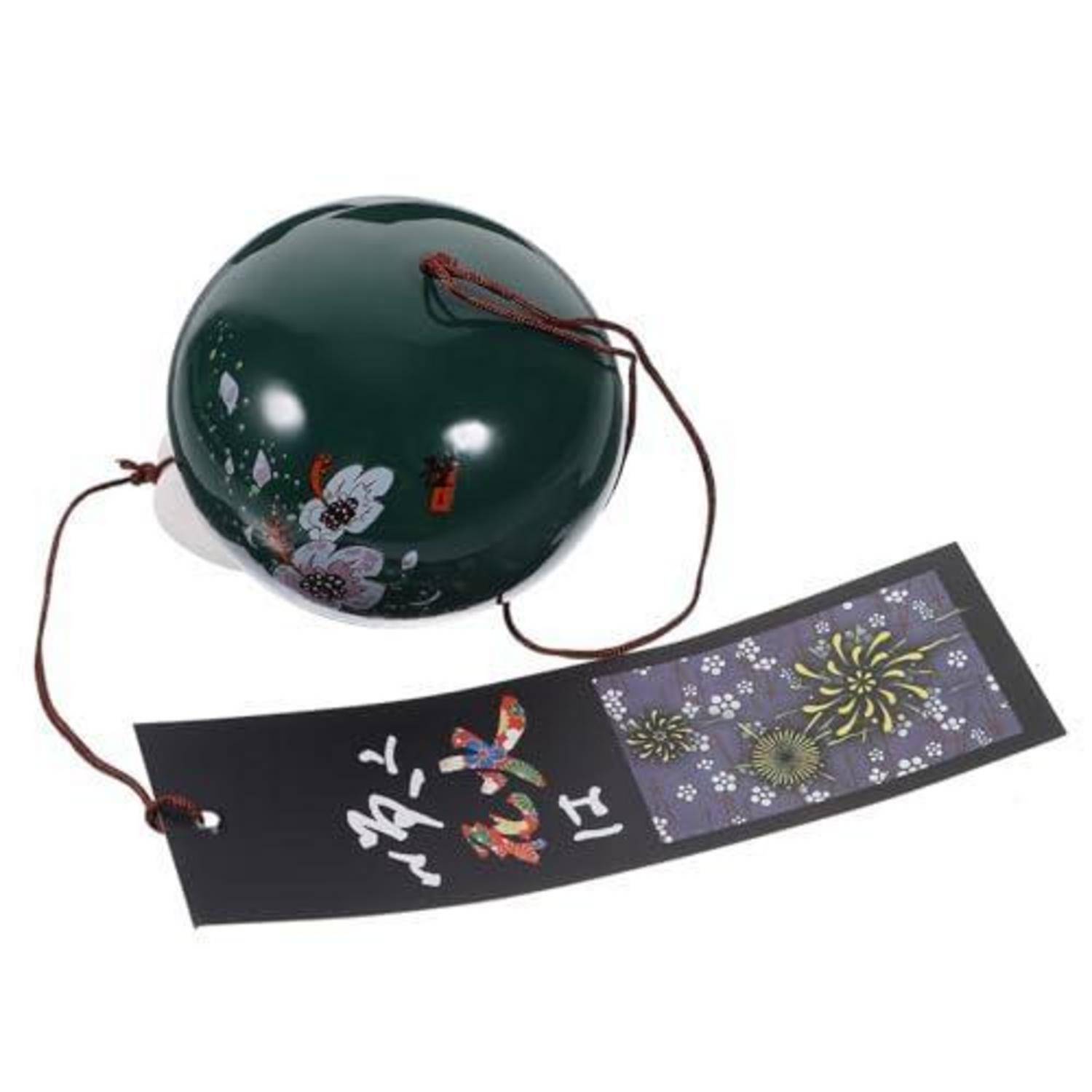 Dunkelgrüne dekorative Sake-Tasse mit Kordel und einem passenden schwarzen Papieretikett mit floralen und Schmetterlingsmotiven sowie japanischen Schriftzeichen.