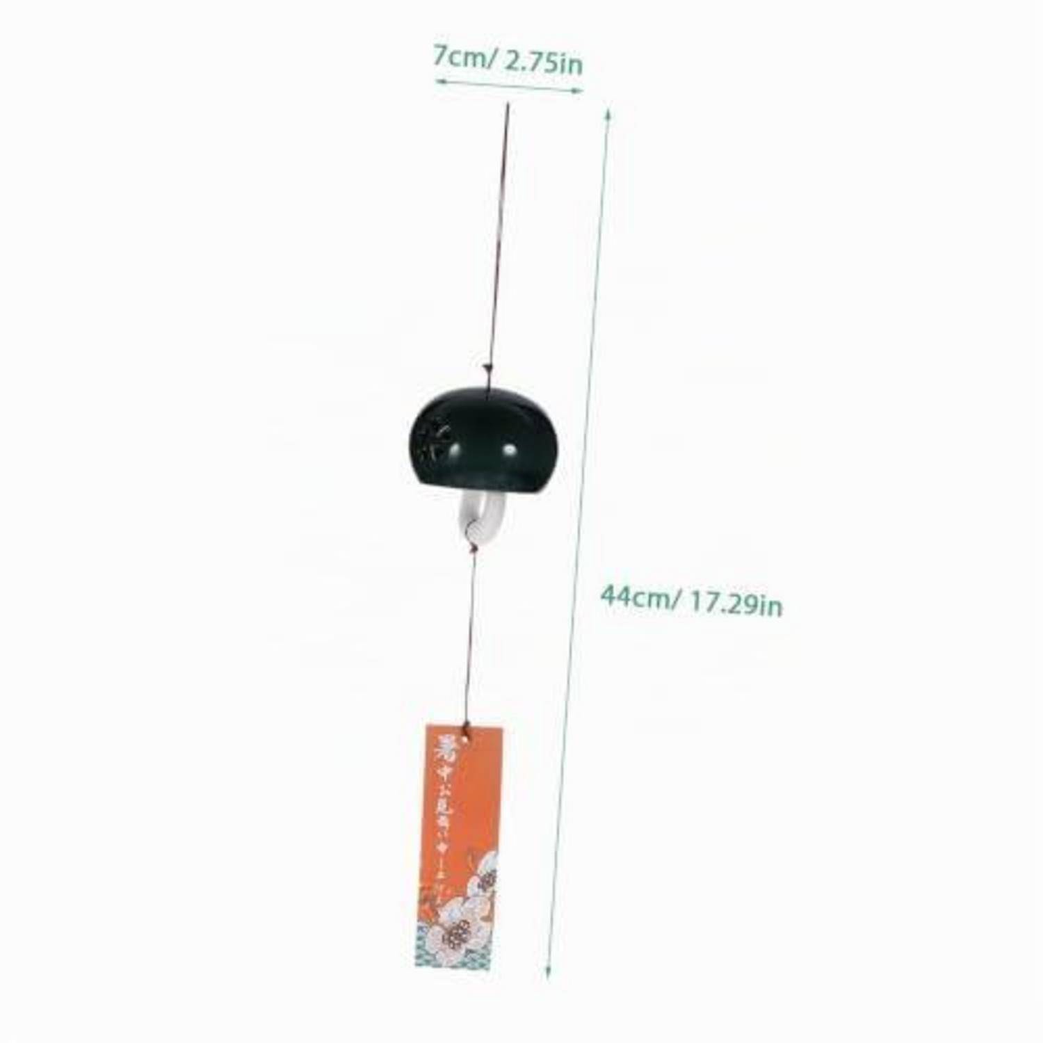 Ein hängendes dekoratives Mobile mit schwarzer glockenförmiger Oberseite und orangefarbetigem Etikett, dargestellt mit Abmessungen von 7 cm Breite und 44 cm Länge.