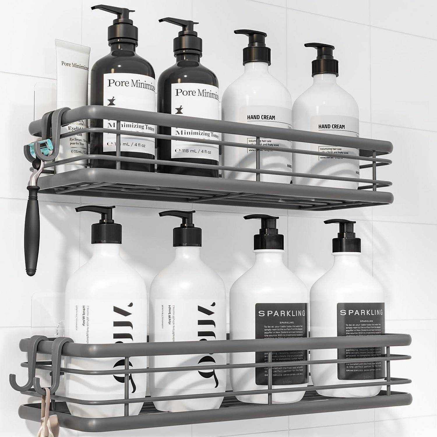 Zwei an der Wand montierte Duschablagen halten mehrere Pumpflaschen mit Handcreme und Toilettenartikeln in einer gefliesten Dusche.