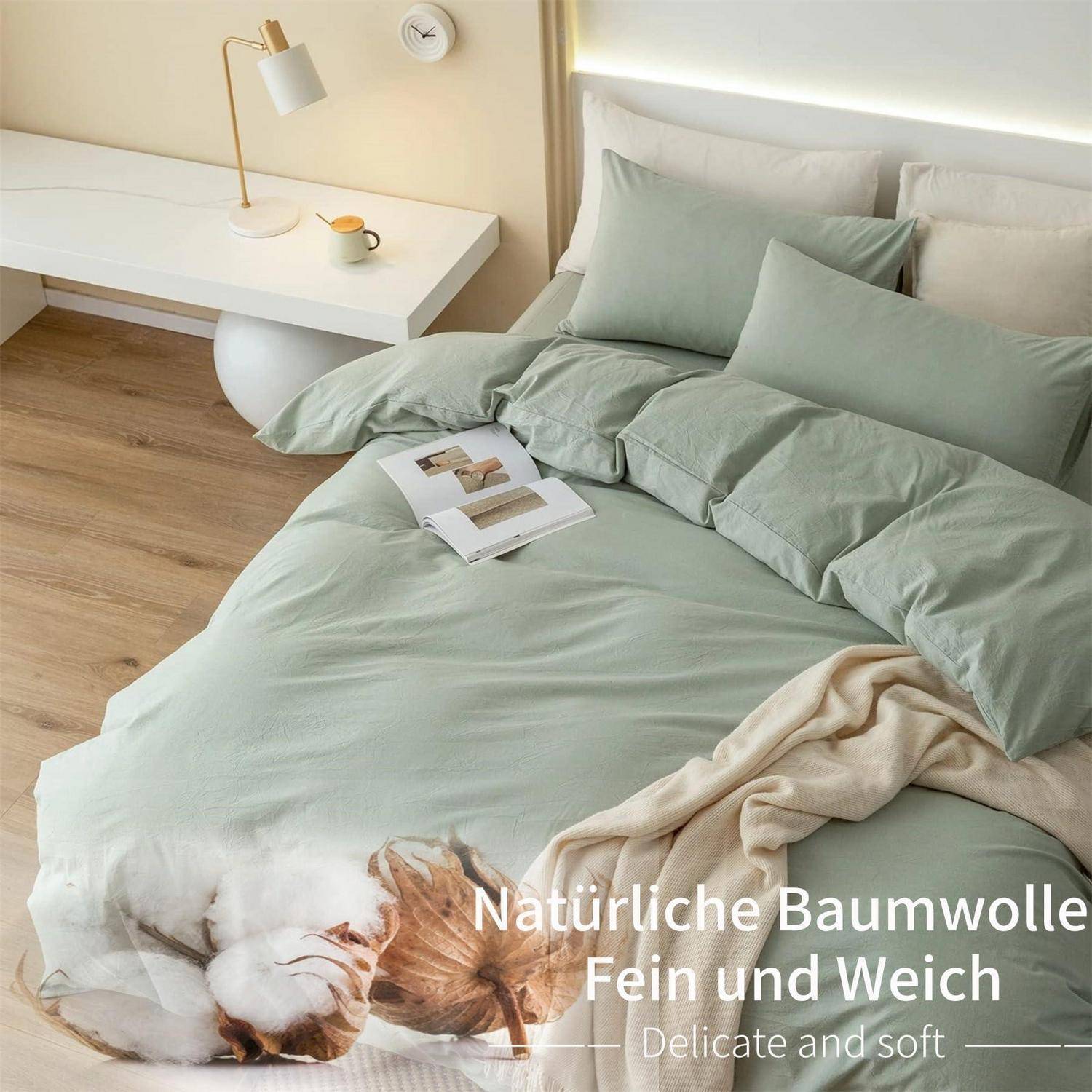 Ordentlich gemachtes Bett mit sage-grüner Bettwäsche und Kissen neben einem weißen Schreibtisch und einer Lampe; Text lautet "Natürliche Baumwolle Fein und Weich"" und ""Delicate and soft"".