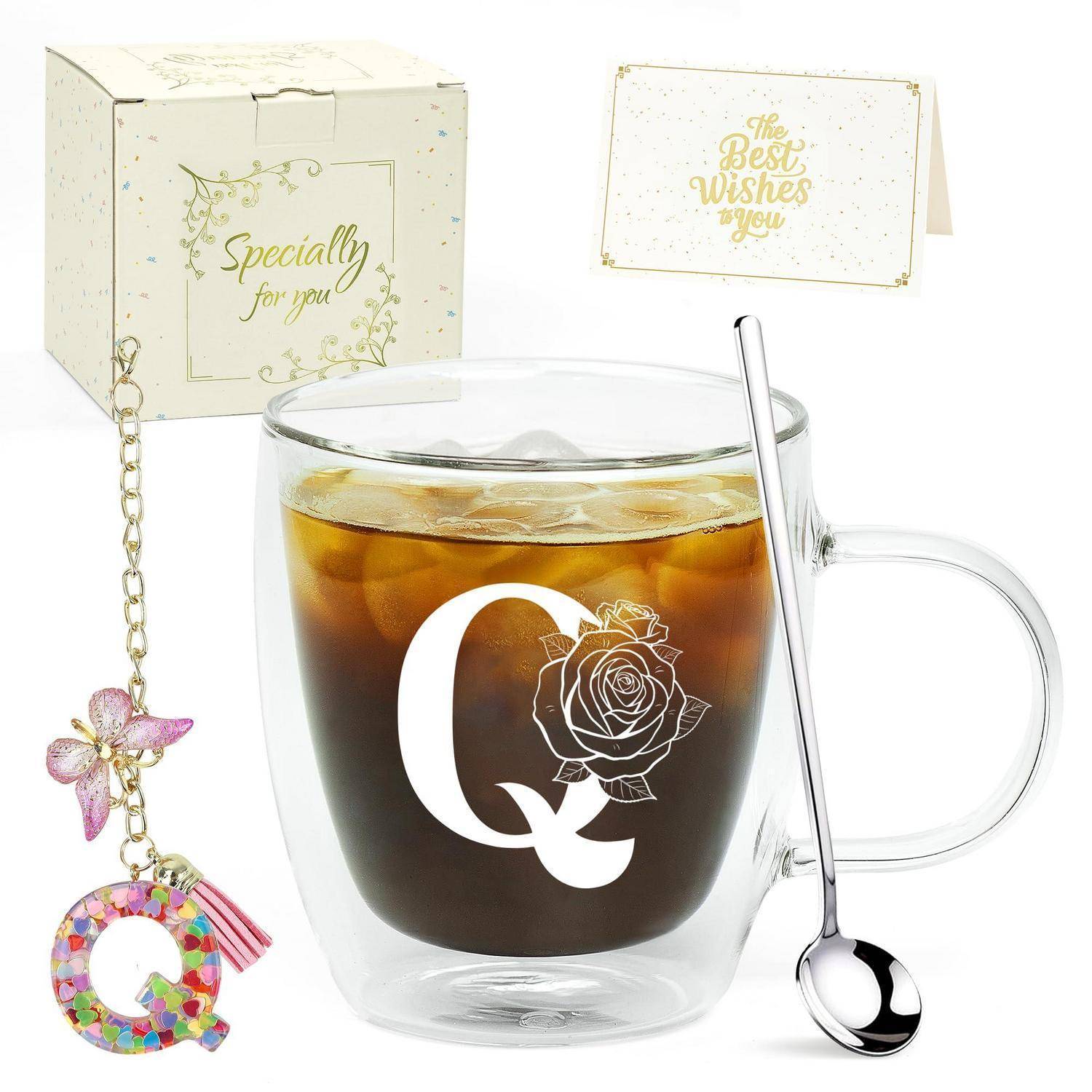Geschenkset mit einem Glasbecher mit Eiskaffee, Löffel, blumigem „Q