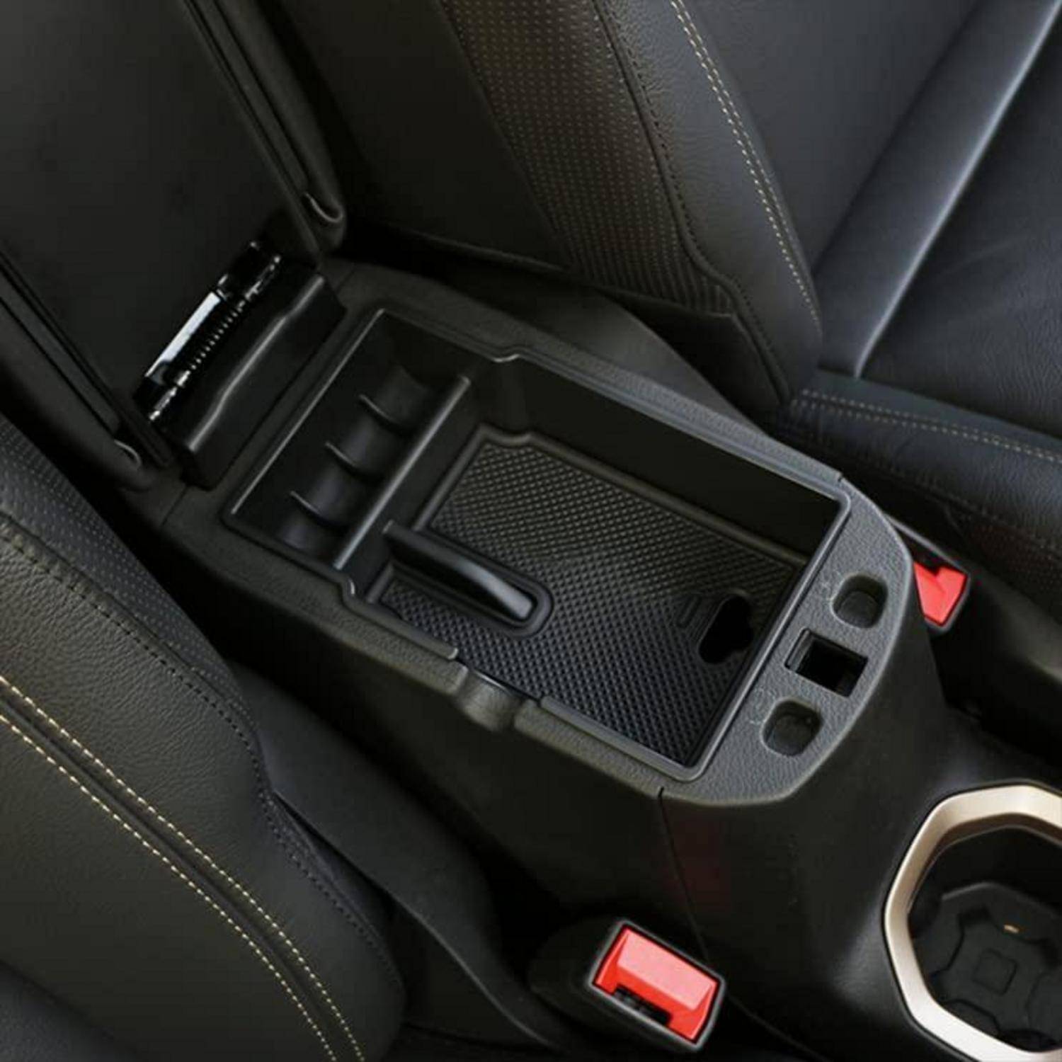 Mittelkonsolen-Organizer-Tablett mit Fächern und Getränkehalter-Einsatz zwischen schwarzen Autositzen.