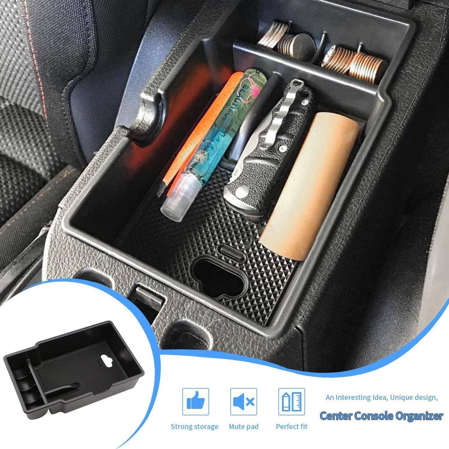 Organizer-Tablett für die Mittelkonsole eines Autos, das einen Vape-Stift, ein Taschenmesser und einen aufgerollten Gegenstand hält, mit einer Vergrößerung, die den Organizer zeigt und mit den Bezeichnungen „Starker Stauraum", „Dämpfungspad"", „Perfekte Passform"".