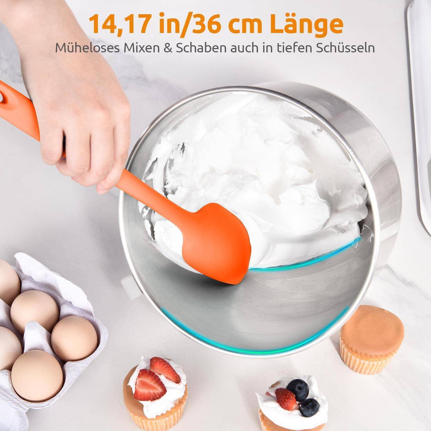 Handgestörter weißer Teig in einer rostfreien Rührschüssel mit einem orangefarbenen Spatel; Deutscher Text sagt '14,17 in/36 cm Länge' und 'Müheloses Mixen & Schaben auch in tiefen Schüsseln'.