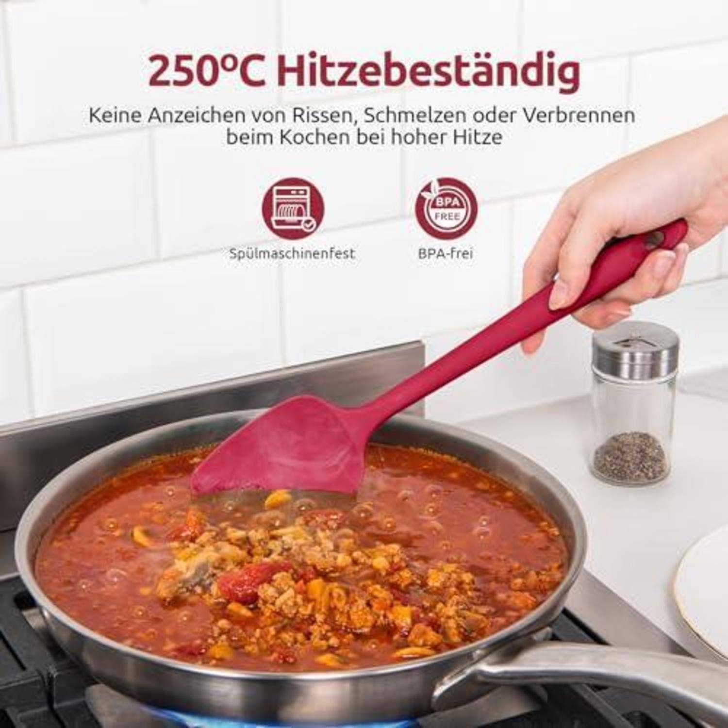 Hand hält einen roten Silikonspatel, der in einer Pfanne mit köchelnder Sauce umrührt, mit Text, der 250°C Hitzebeständigkeit, Spülmaschinenfestigkeit und BPA-Freiheit bewirbt.
