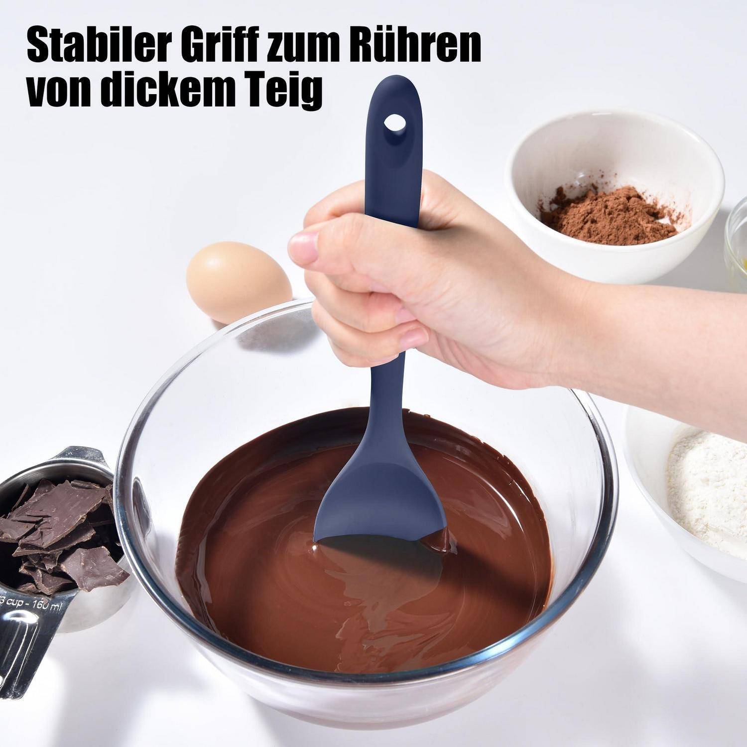 Handmixing von dickem Schokoladenteig in einer Rührschüssel mit Zutaten in der Nähe; Text sagt 