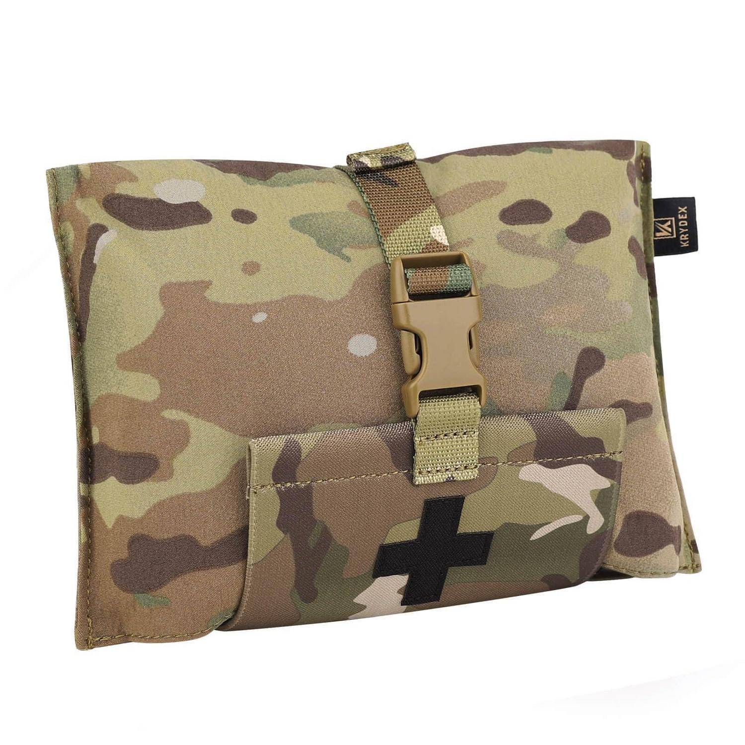 Tarn-Erste-Hilfe-Tasche mit Riemen und Schnalle, mit schwarzem Medizinkreuz-Patch auf der Vorderseite.