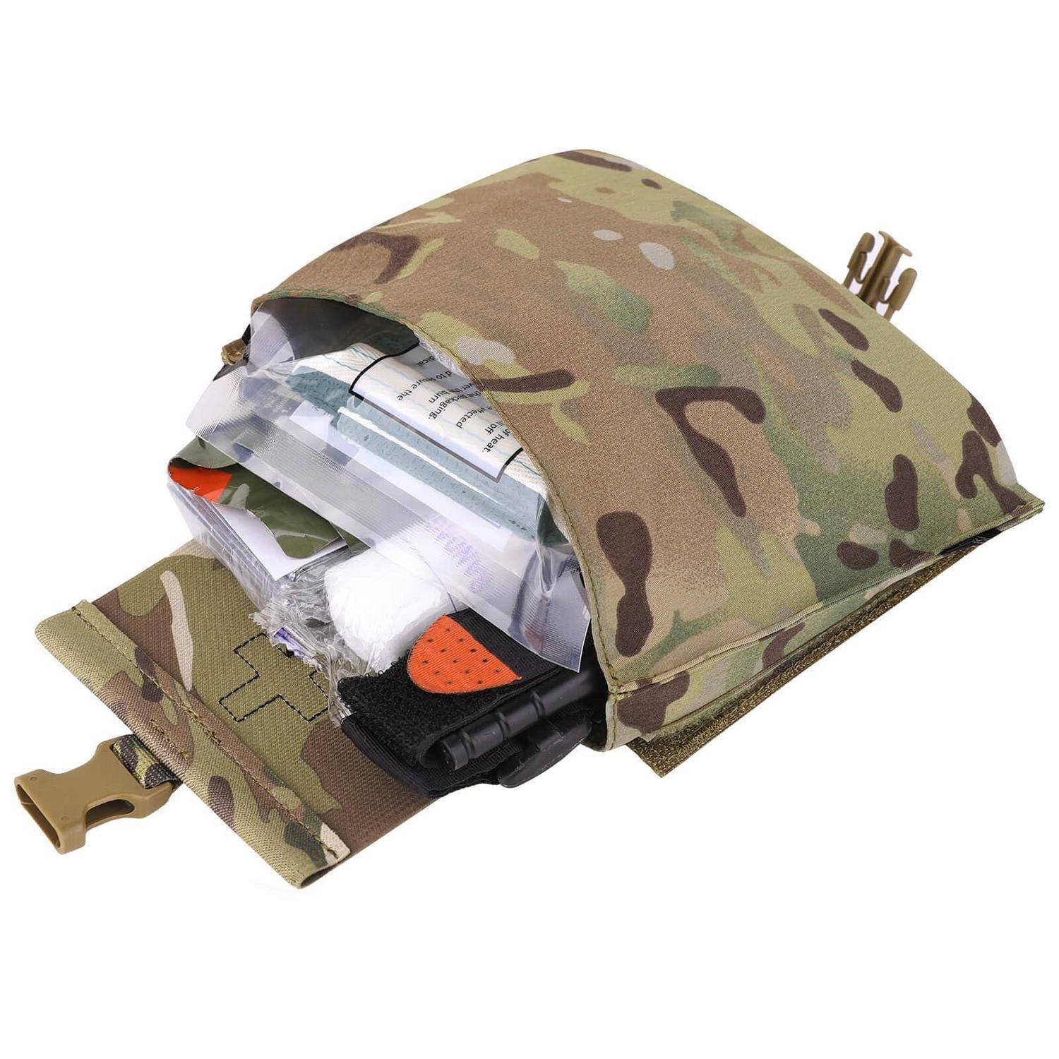 Camouflage-Erste-Hilfe-Tasche geöffnet, zeigt medizinische Versorgungsmaterialien und Verbandkomponenten im Inneren.