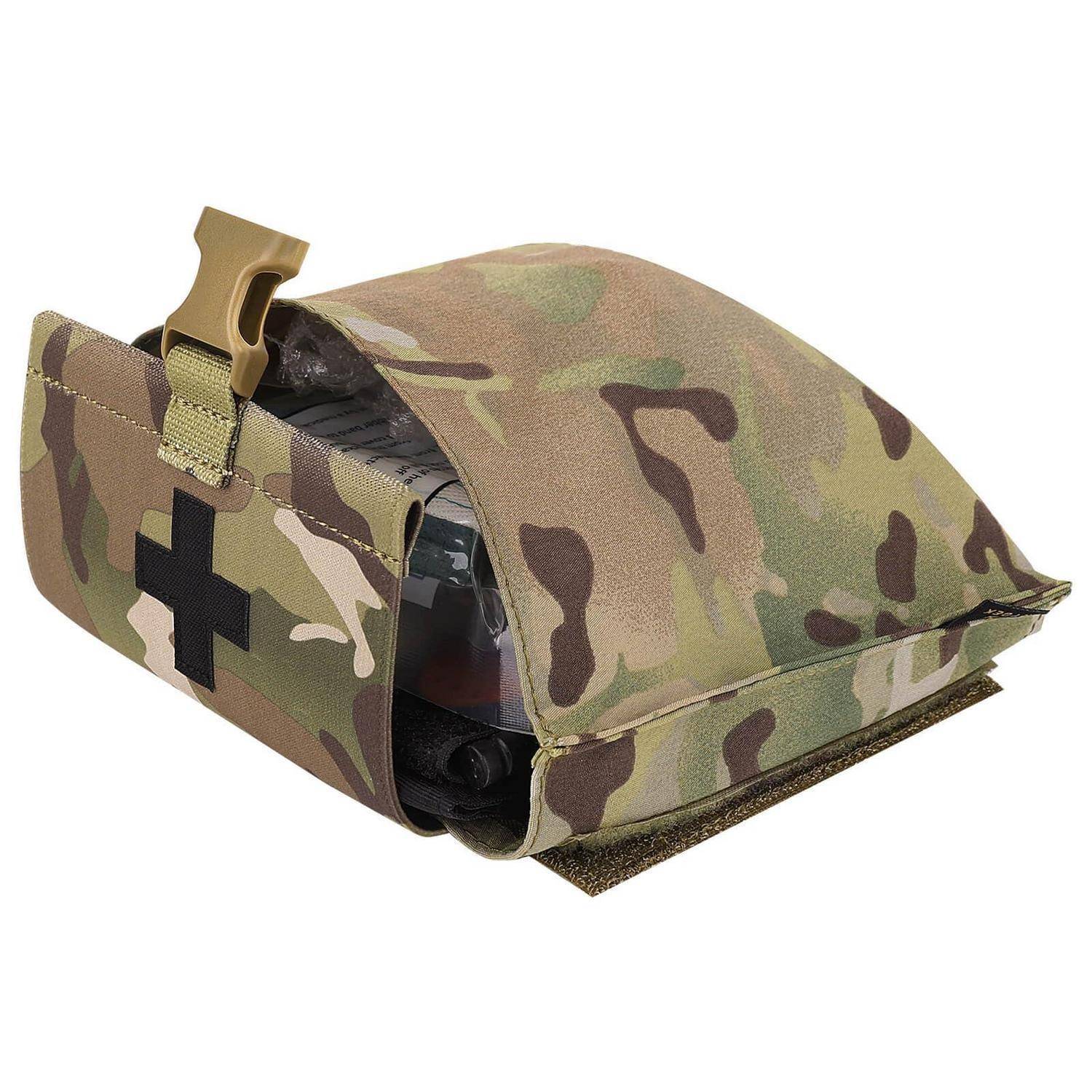 Tarnmedizinische Tasche mit schwarzem Kreuzflicken, teilweise geöffnet, um Notfallversorgungsmaterialien im Inneren zu zeigen.