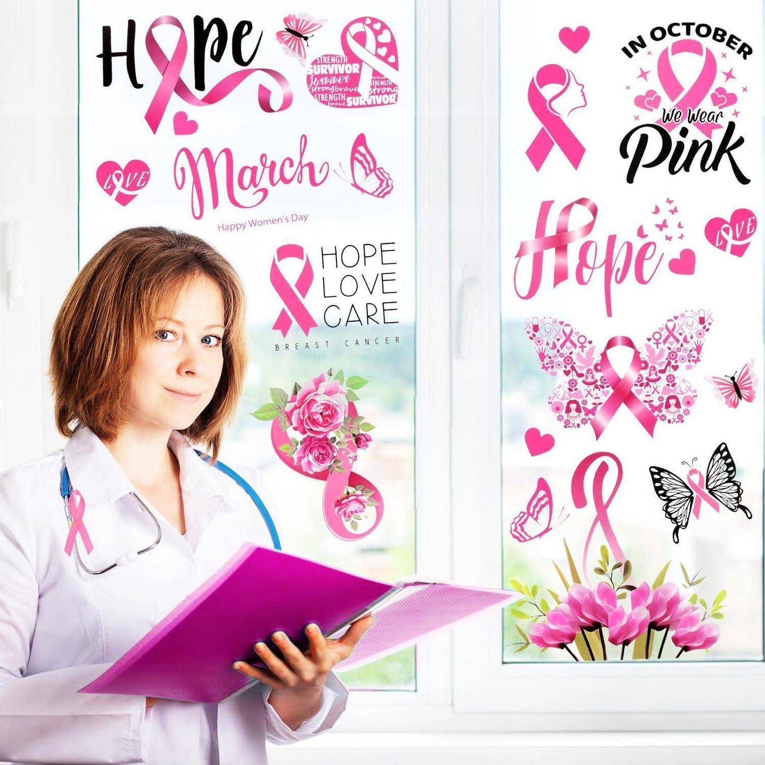 Weibliche Ärztin, die einen rosa Ordner vor Plakaten zur Sensibilisierung für Brustkrebs mit rosa Schleifen, „Hope