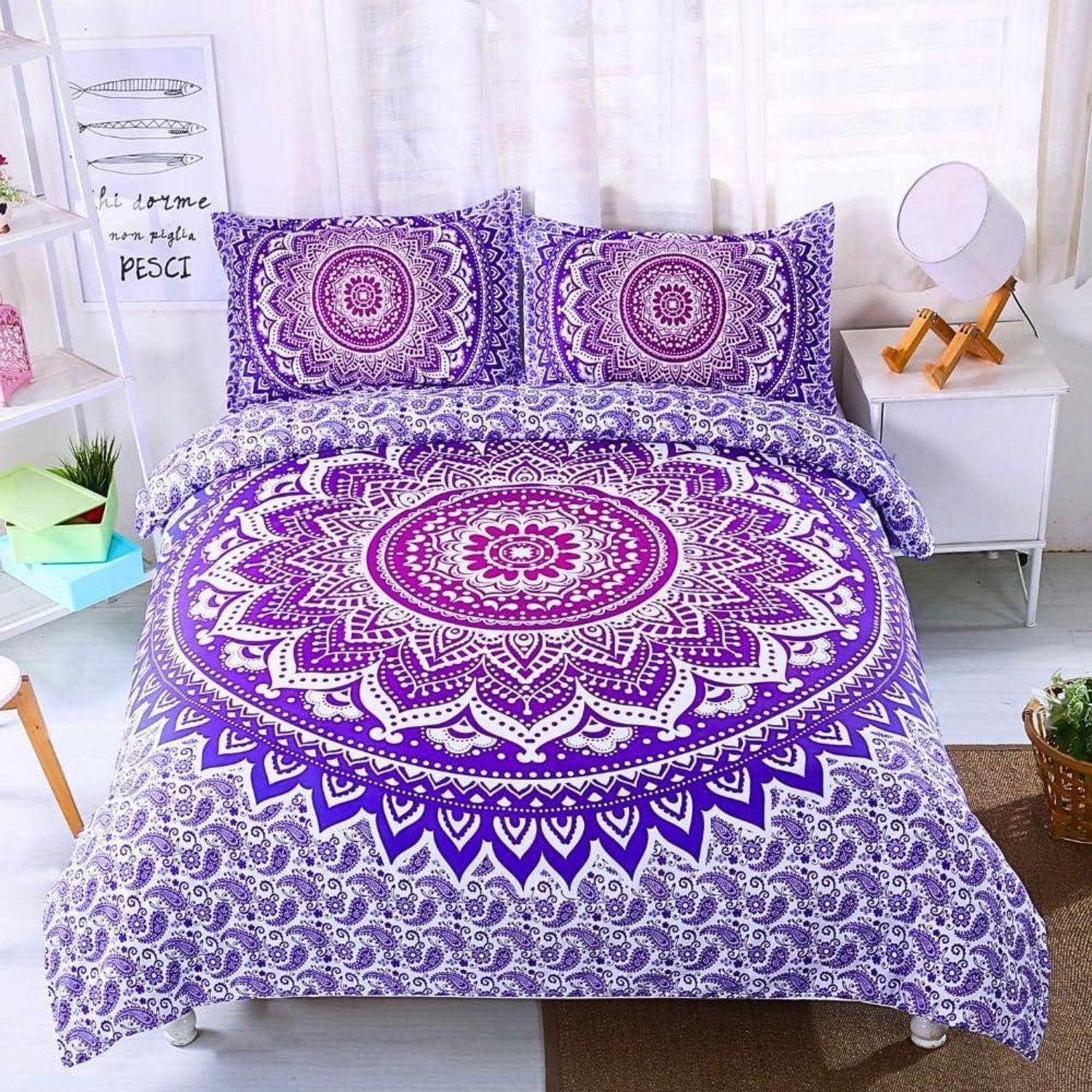 Bettwäsche-Set mit lila Mandala-Muster, bestehend aus passenden Kissen und Bettdecke in einer hellen Schlafzimmerszene.