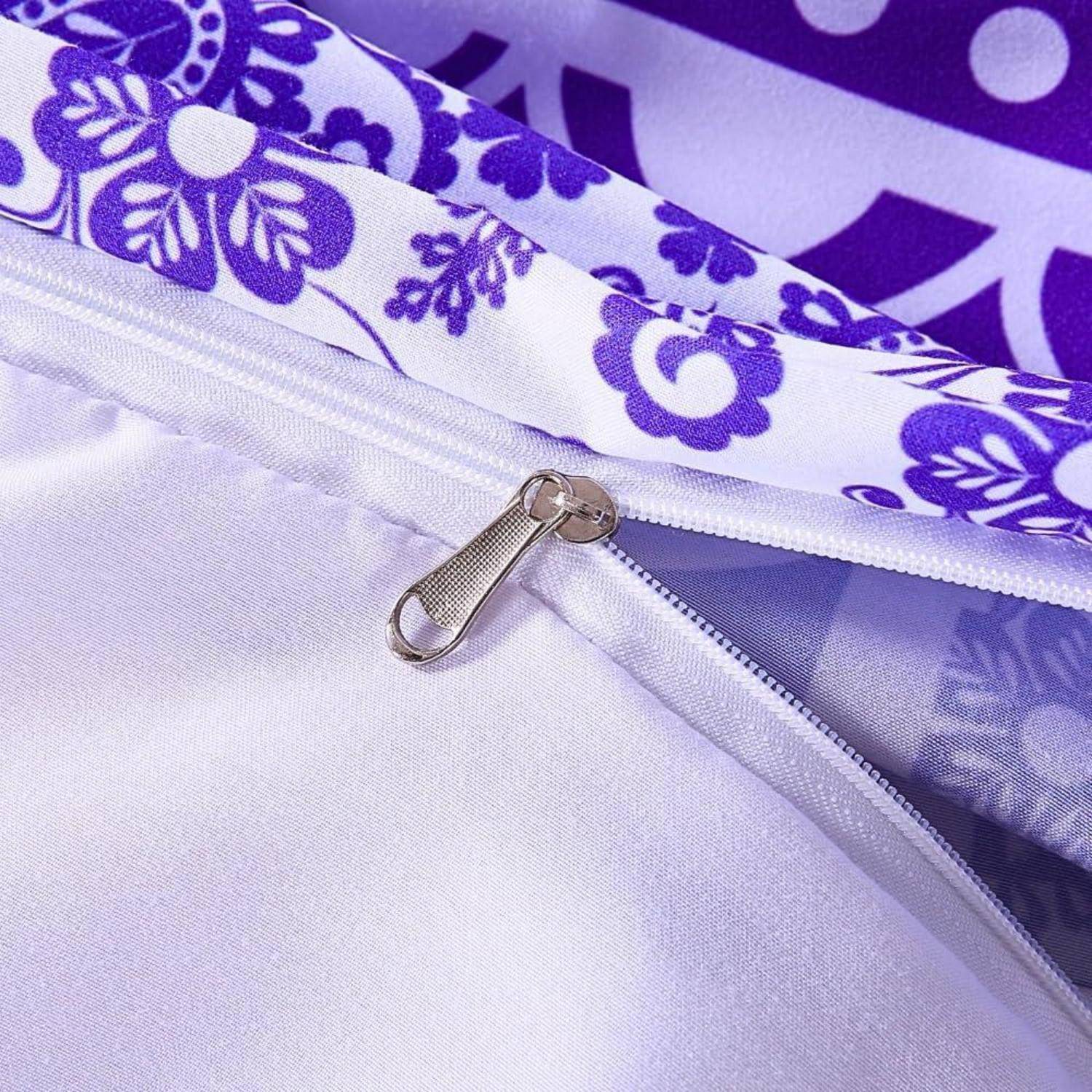 Nahaufnahme einer weißen Stofftasche mit Reißverschluss, mit einem violetten Blumenmuster und silbernem Reißverschlusszug.
