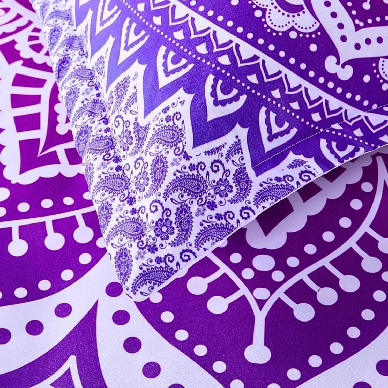 Lila und weiß gemusterter Stoff mit mehrschichtigen Paisley- und Mandala-Drucken.