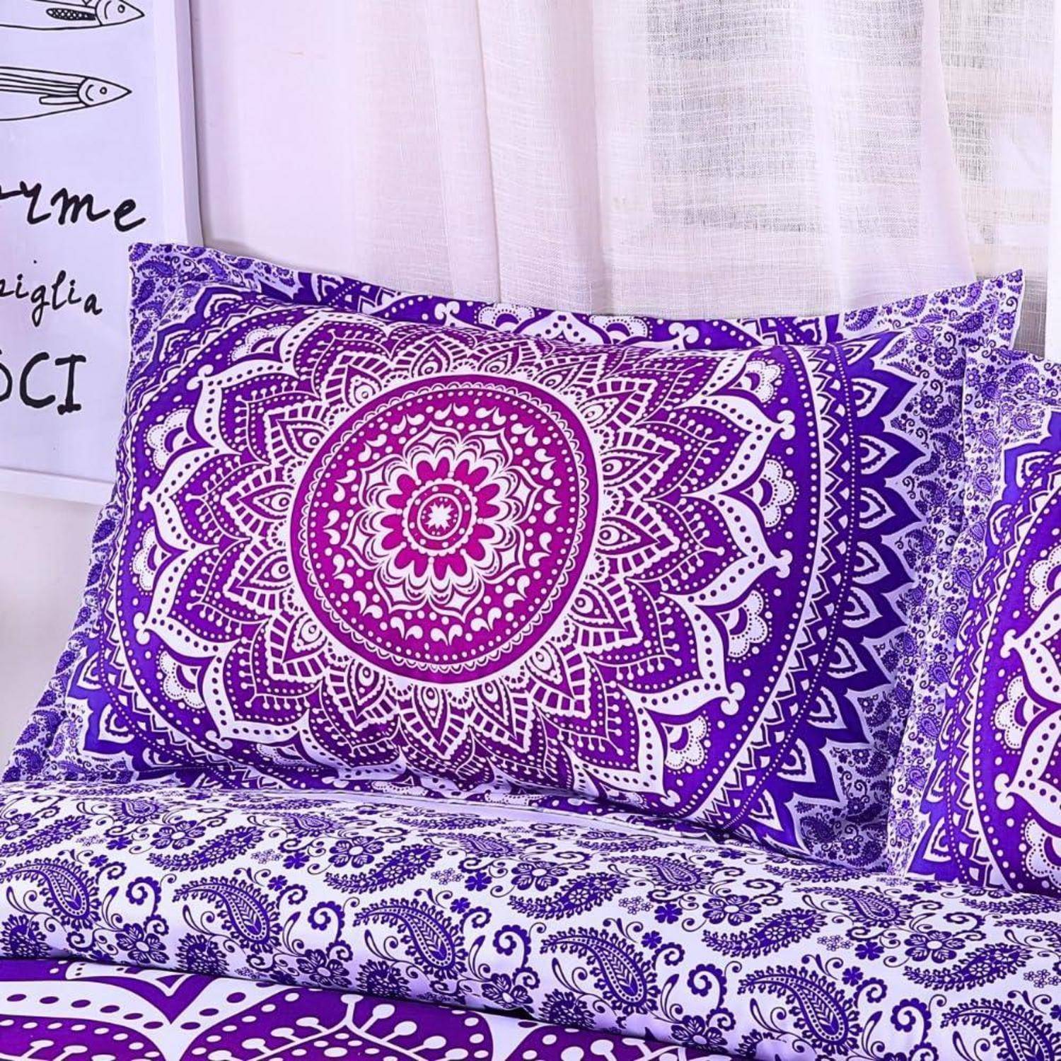Bettzeug mit lila und weiß gemustertem Mandala-Design mit einem großen dekorativen Kissen und passendem Laken.