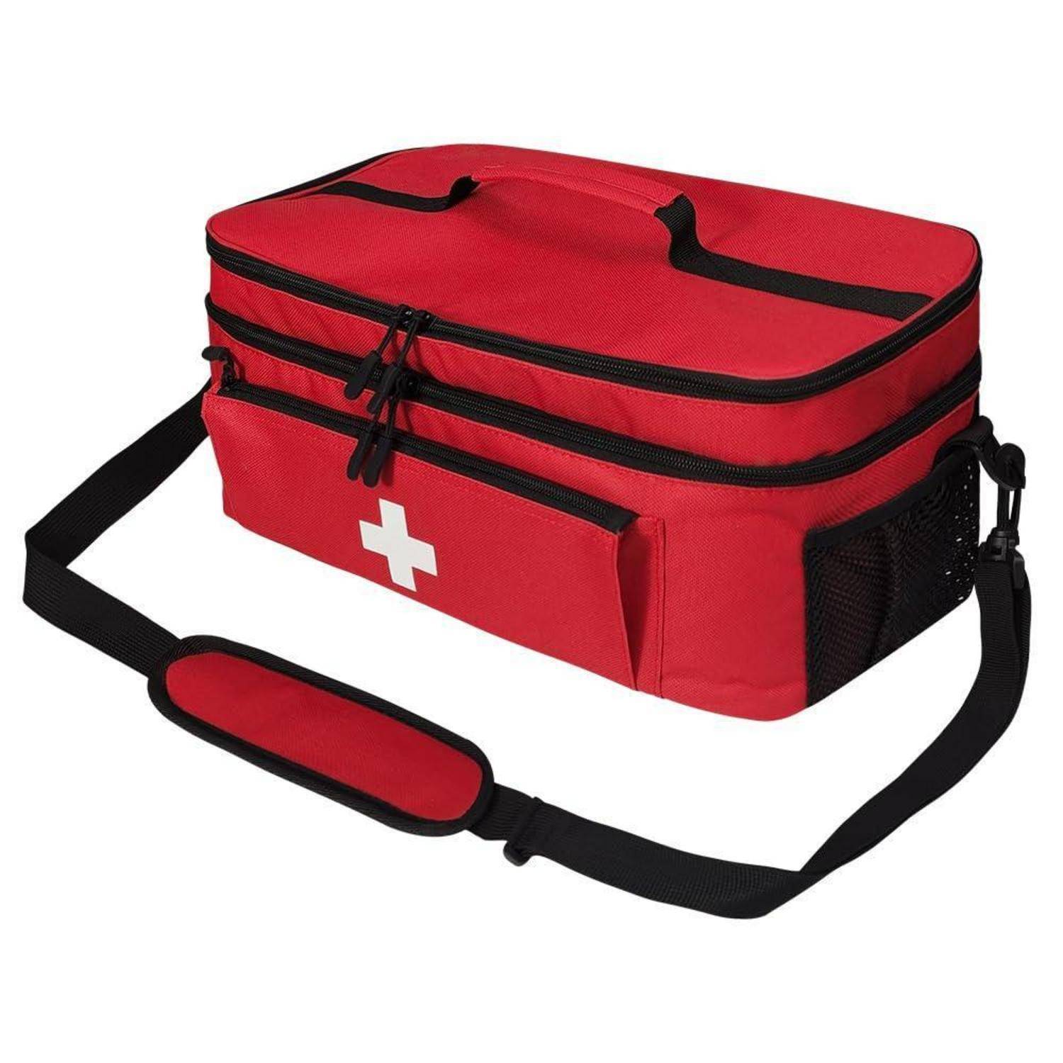 Rote Erste-Hilfe-Tasche mit weißem Kreuz, Reißverschlussfächern, Tragegriffe und Schultergurt auf weißem Hintergrund.
