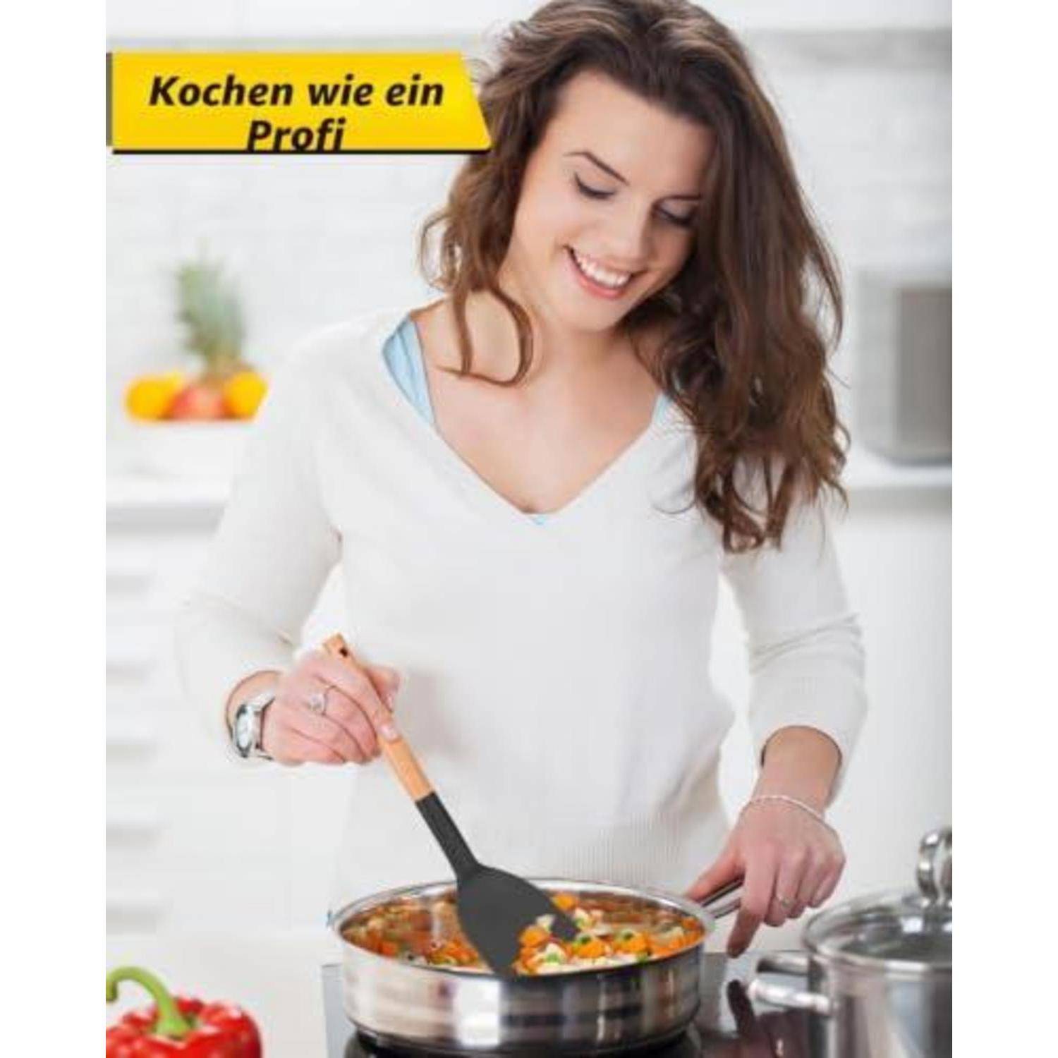 Lächelnde Frau kocht am Herd und rührt einen Topf in einer hellen Küche um; Text lautet „Wie ein Profi kochen