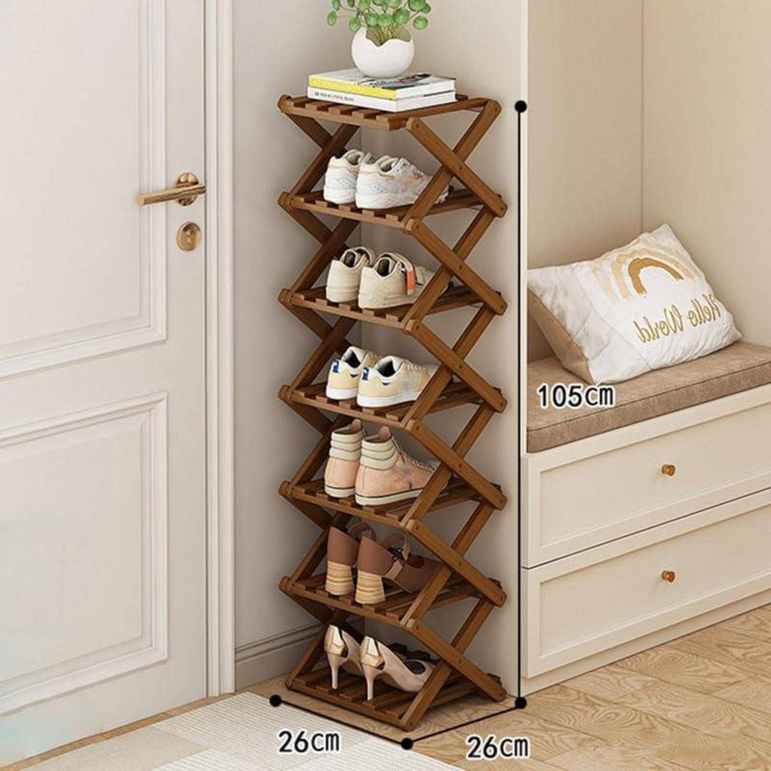 Ein hohes hölzernes Klappschuhregal mit mehreren Schuhpaaren neben einer eingebauten Bank; die angegebenen Abmessungen sind 105 cm hoch und 26 cm breit/tief.