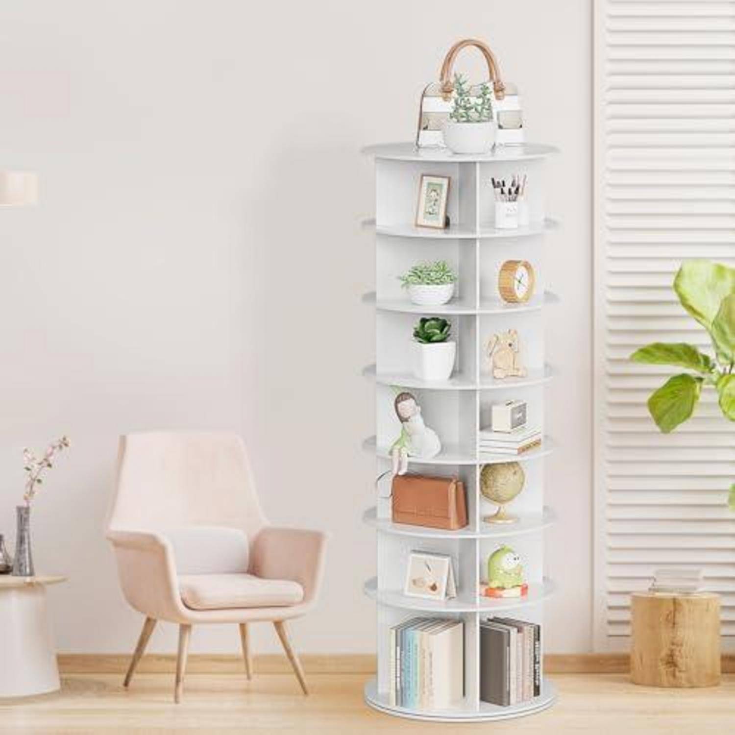 Moderne Wohnzimmerecke mit beigem Sessel und hochem weißem drehbarem Regal, das Pflanzen, Bücher, Dekorationsgegenstände und eine Handtasche hält.