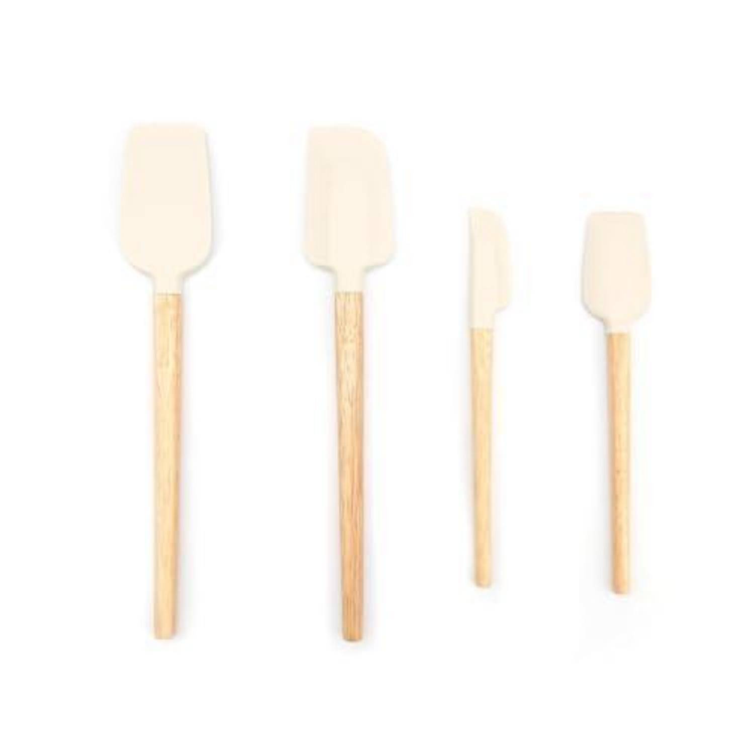Vier beige Silikonspachteln mit Holzgriffen, angeordnet vom größten zum kleinsten auf weißem Hintergrund.