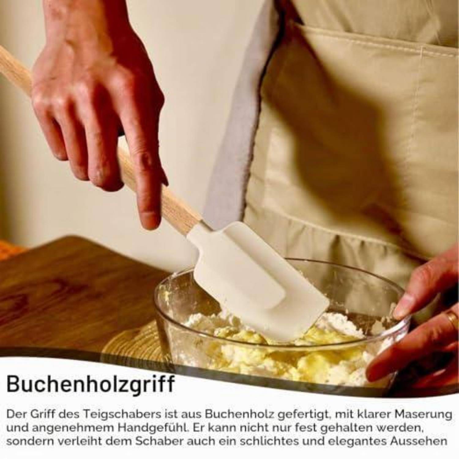 Person rührt Teig in einer Glassschüssel mit einem weißen Spatel um; deutscher Text liest sich 