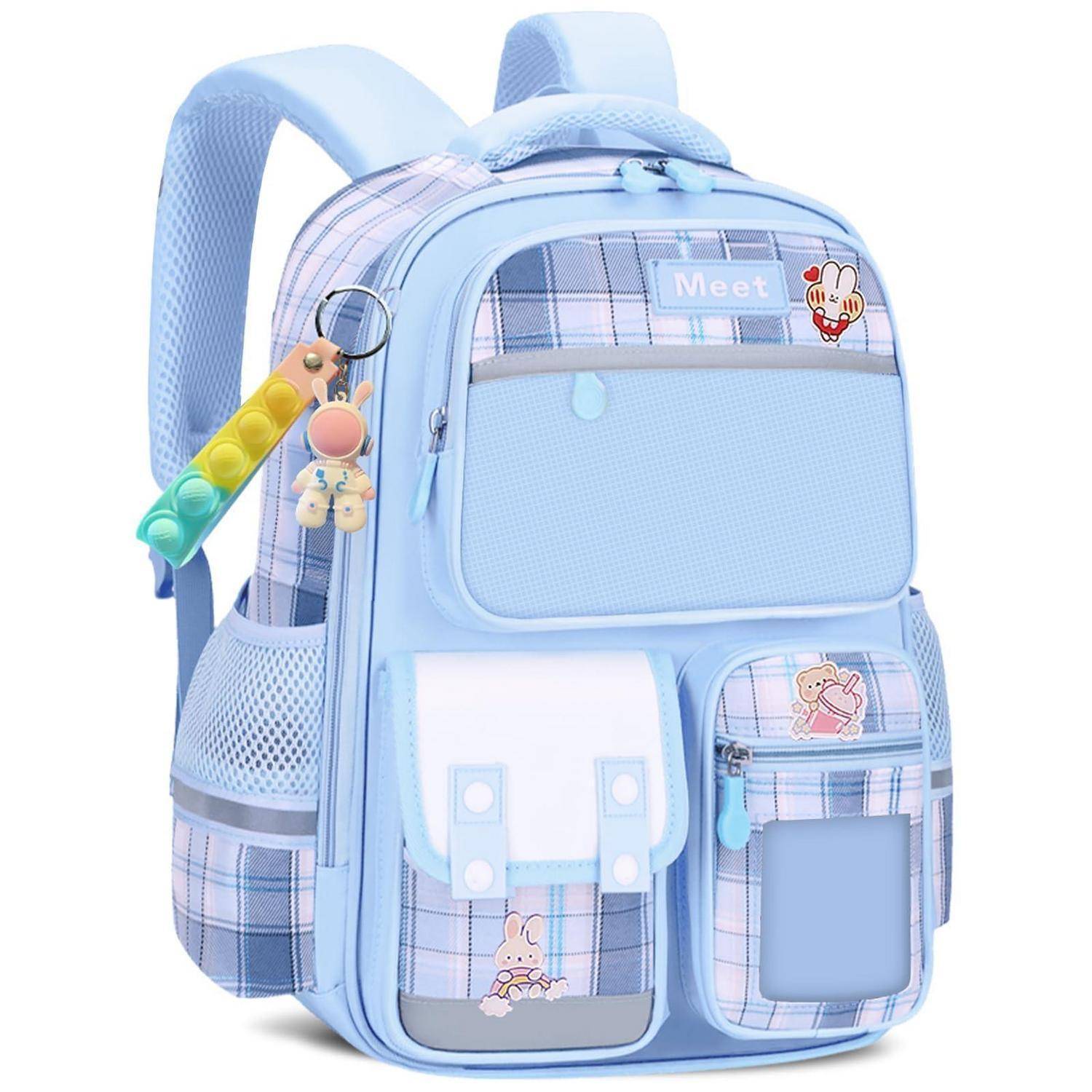 Hellblaue karierte Kinderrucksack mit mehreren vorderen Taschen, Cartoon-Hasen-Aufklebern, seitlicher Netzumschlagtasche und hängendem Schlüsselanhänger.