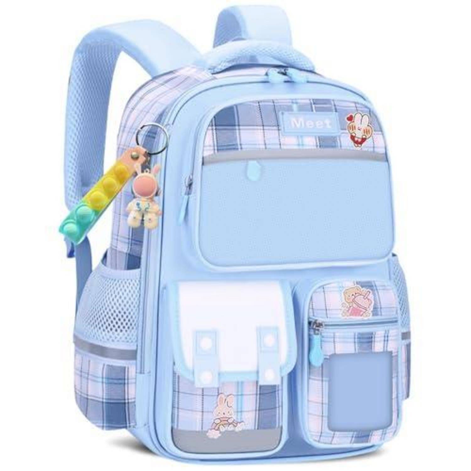 Hellblaues Kinderrucksack mit karierten Akzenten, vorderen Taschen, seitlicher Netztasche und hängender Schlüsselanhänger-Verzierung.