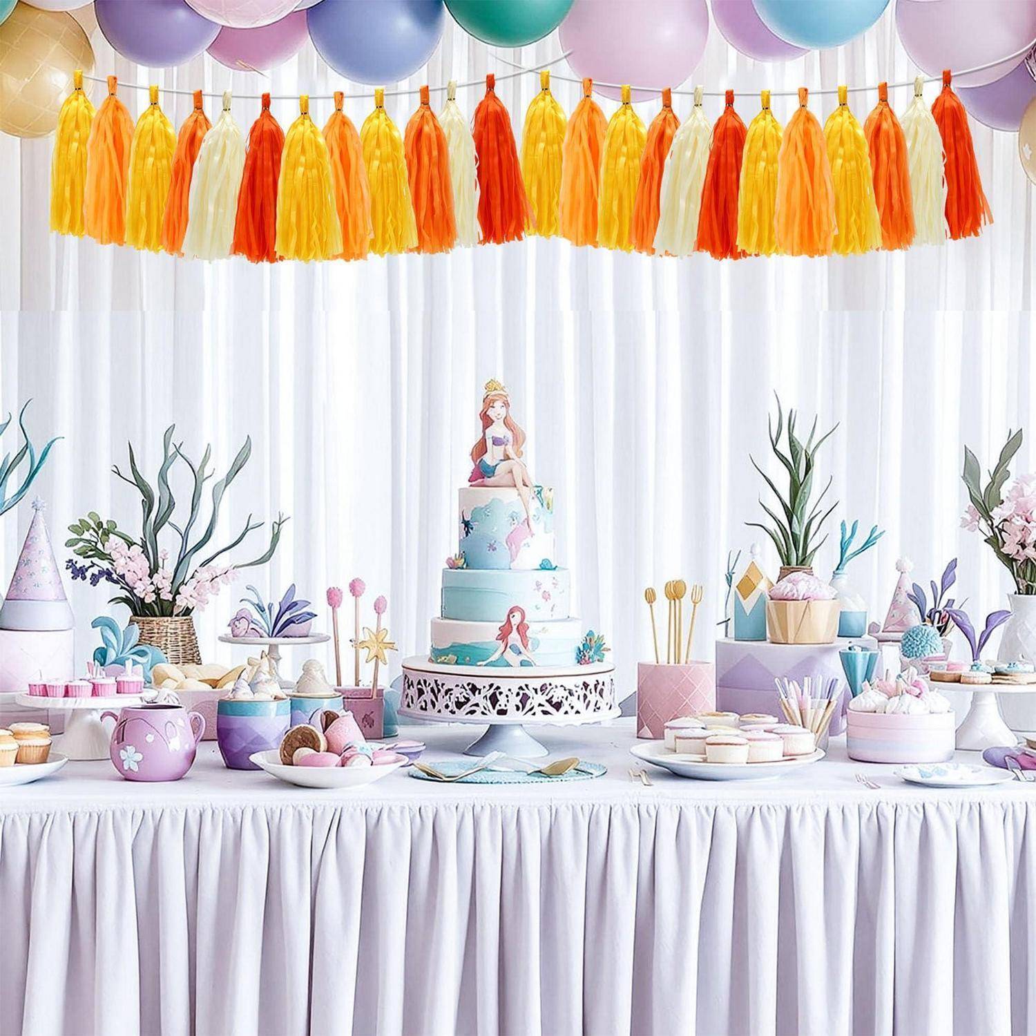 Dessertbuffet zum Thema Prinzessin mit mehretagiger Torte als Mittelpunkt, Pastellfarben-Leckereien, Luftballons und orange Quastengirlanden-Dekorationen.