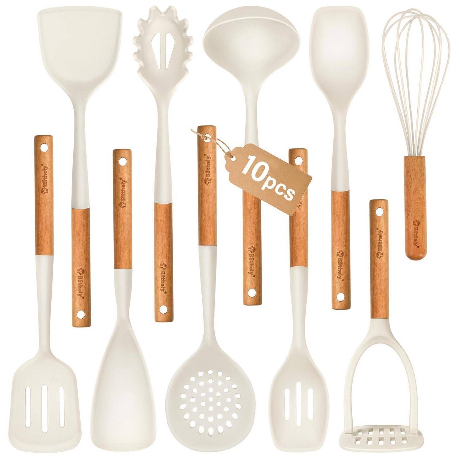 Satz von 10 weißen Silikon-Küchenutensilien mit Bambusgriffe, einschließlich Spachteln, Löffel, Schaumlöffel, Schneebesen und Kartoffelpresse, auf weißem Hintergrund.