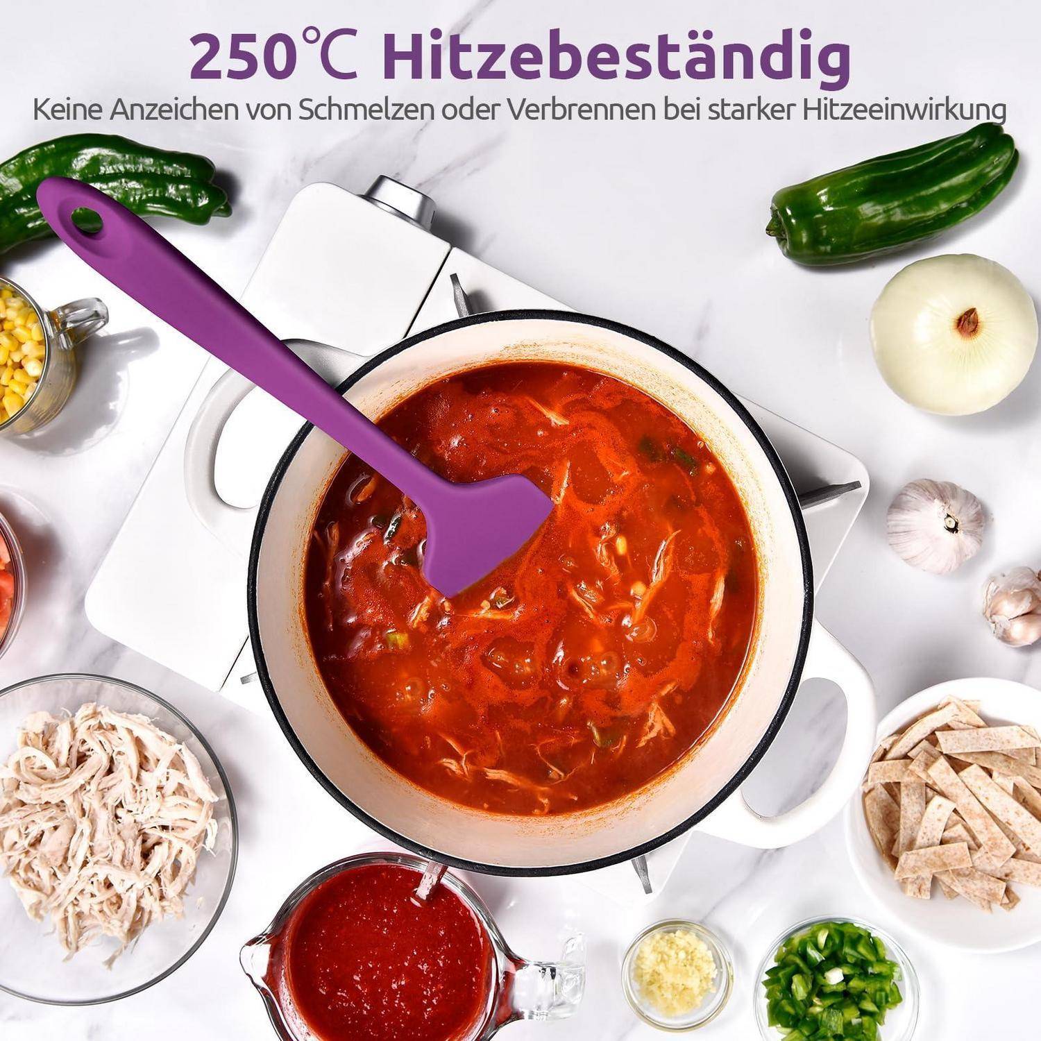 Lila Spatel rührt einen Topf Suppe auf einem Herd um, mit deutschem Text, der angibt, dass er hitzebeständig bis 250°C ist und nicht schmilzt oder verbrennt.