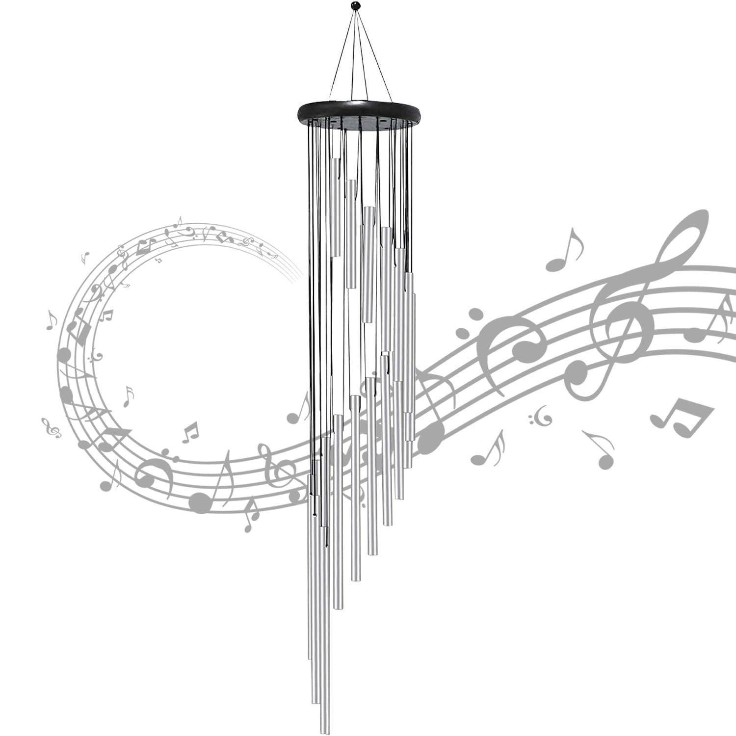 Silbernes Windspiel hängend vor einem Notensystem mit Noten, das Musik und Klang andeutet.