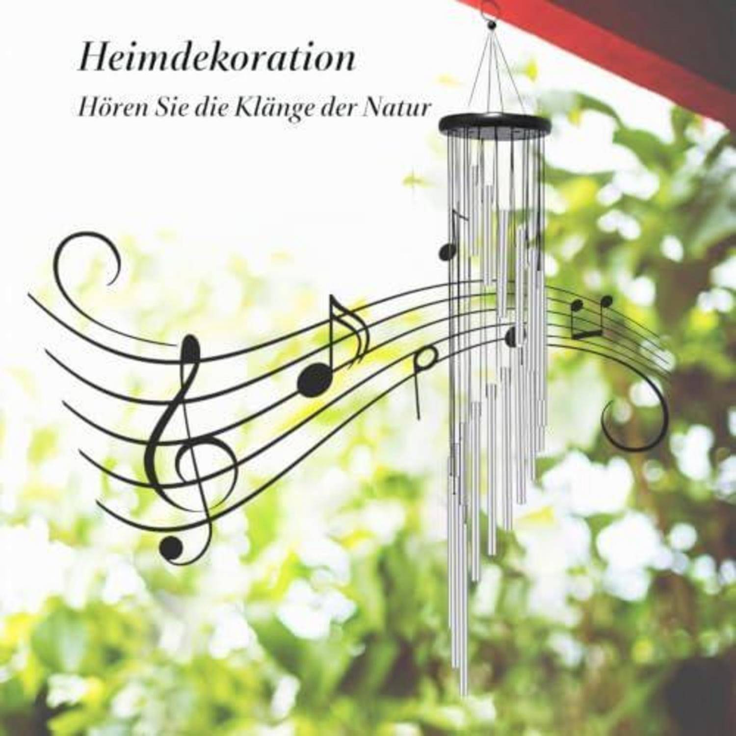 Windspiel in Form von Musiknoten, mit deutschem Text „Heimdekoraktion