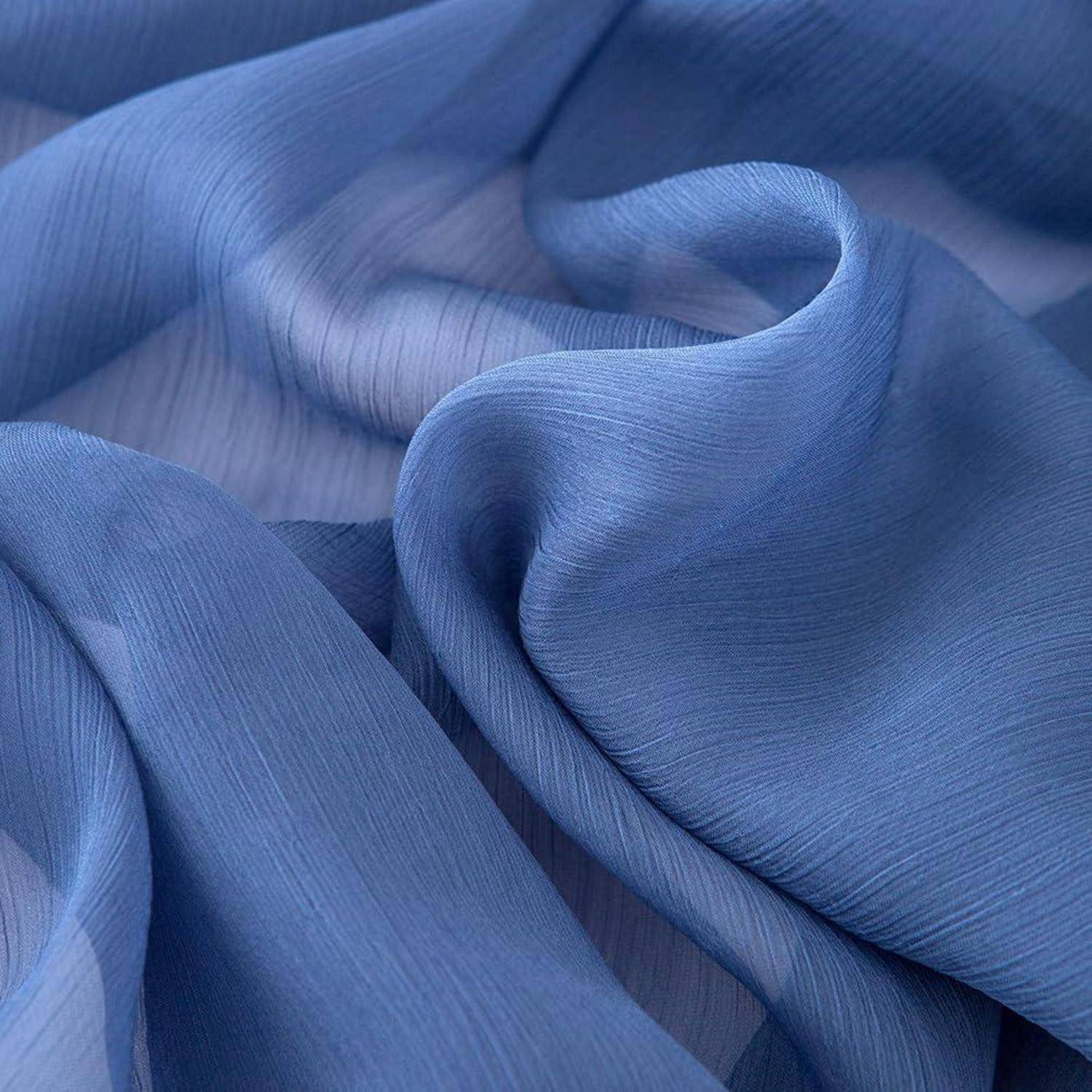 Nahaufnahme von durchsichtigem blauem Stoff mit weichen Falten und fließender Textur.