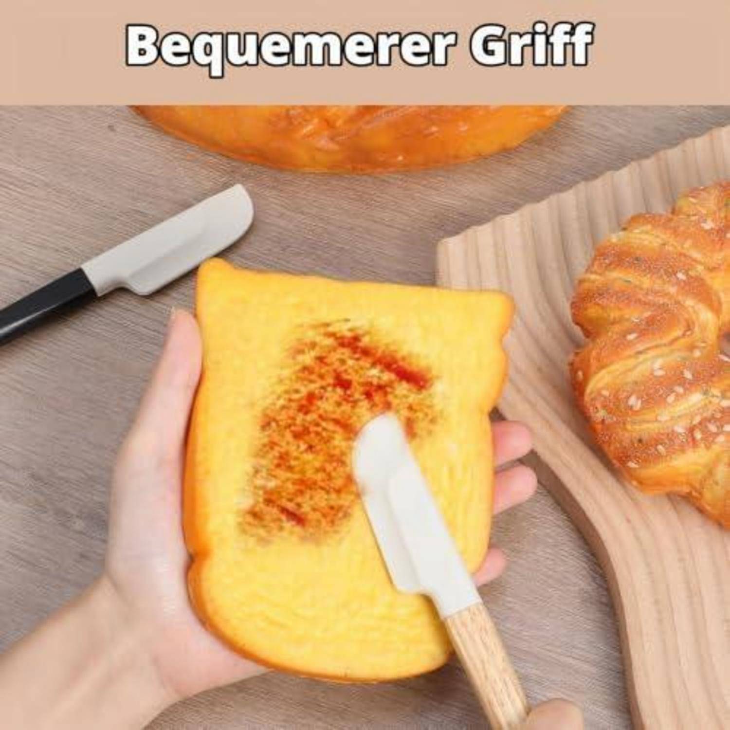 Hand hält eine Scheibe Brot mit einem Messer, gezeigt als Sandwich-Frühstücks-Hack; Text sagt 