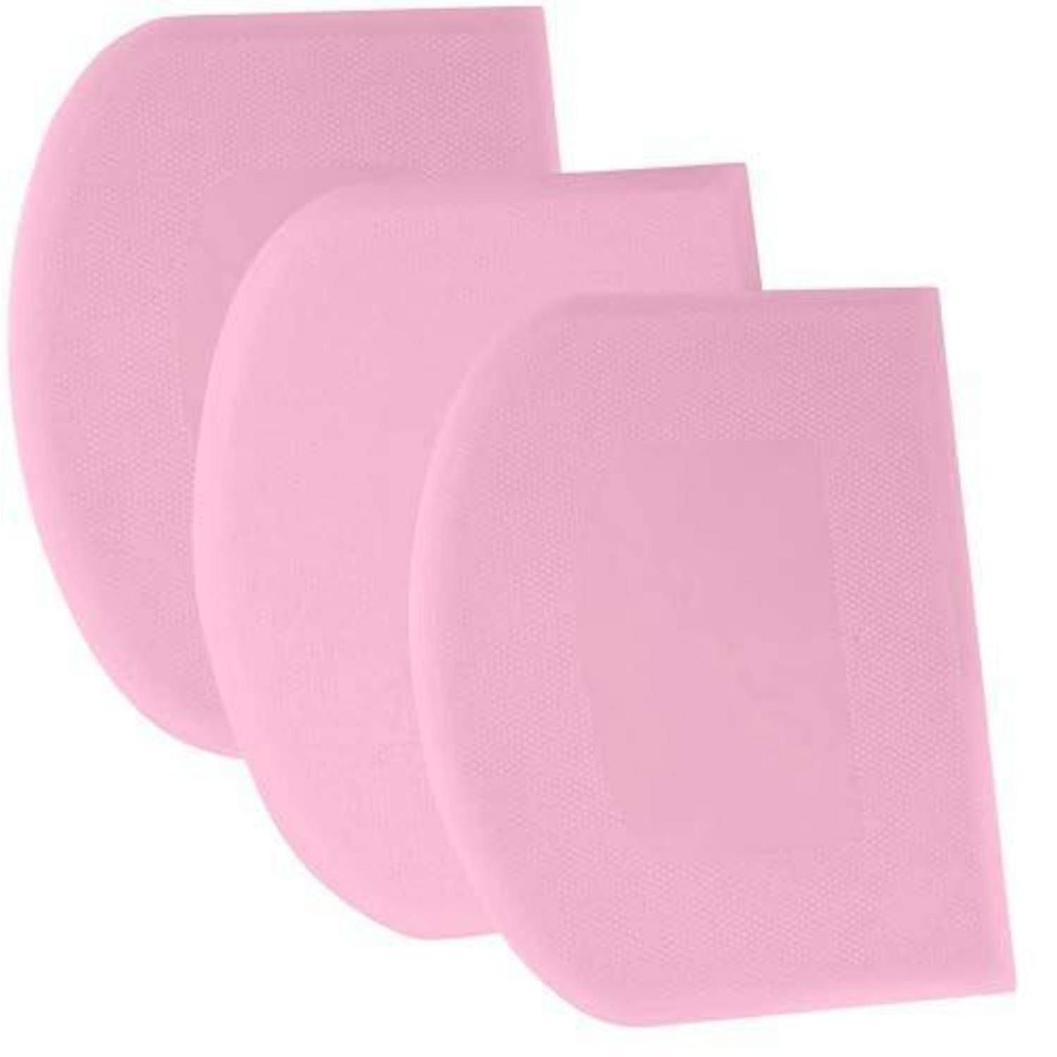 Drei überlappende rosa Mesh-Stoffbeutel oder Taschen auf weißem Hintergrund.