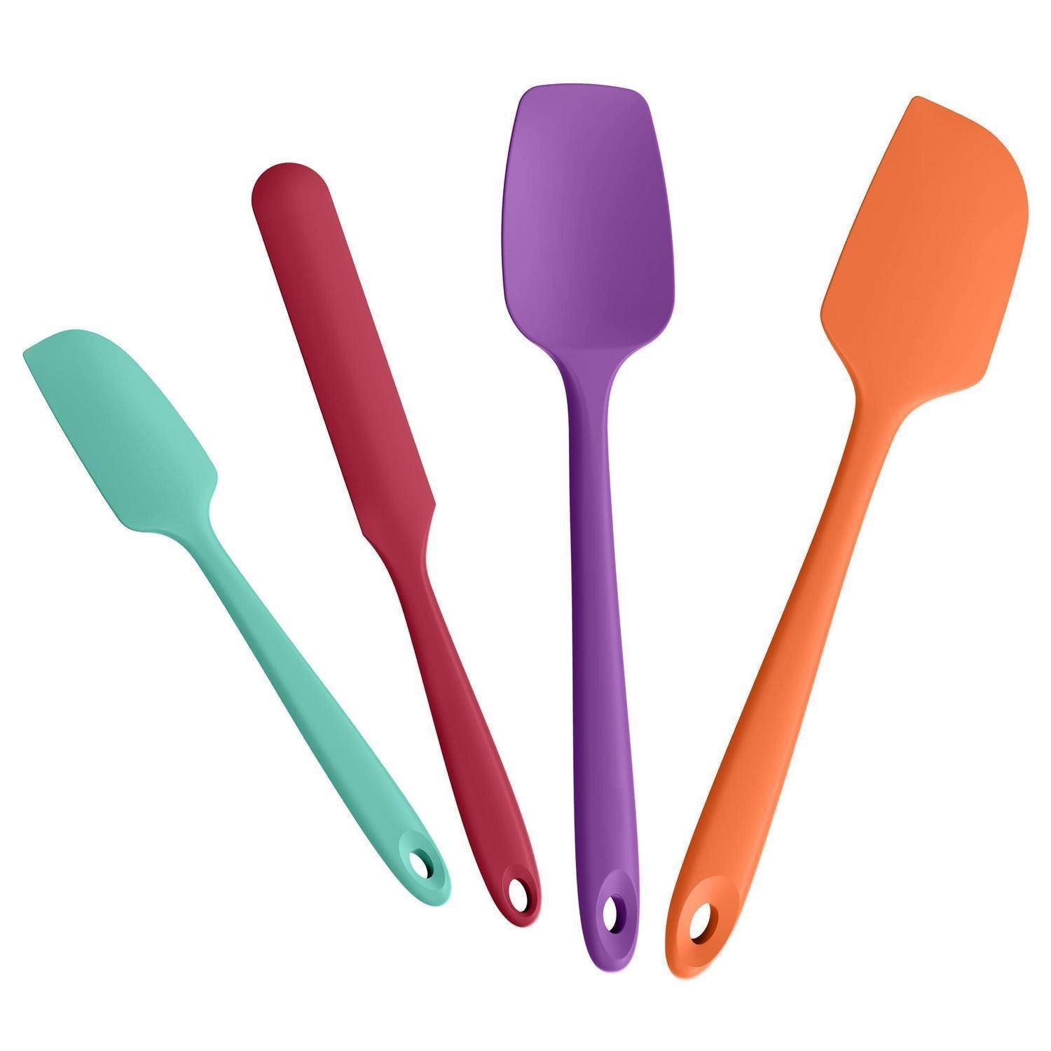 Vier farbenfrohe Silikon-Spatel oder Schaber auf weißem Hintergrund, diagonal angeordnet in Türkis, Rot, Violett und Orange.