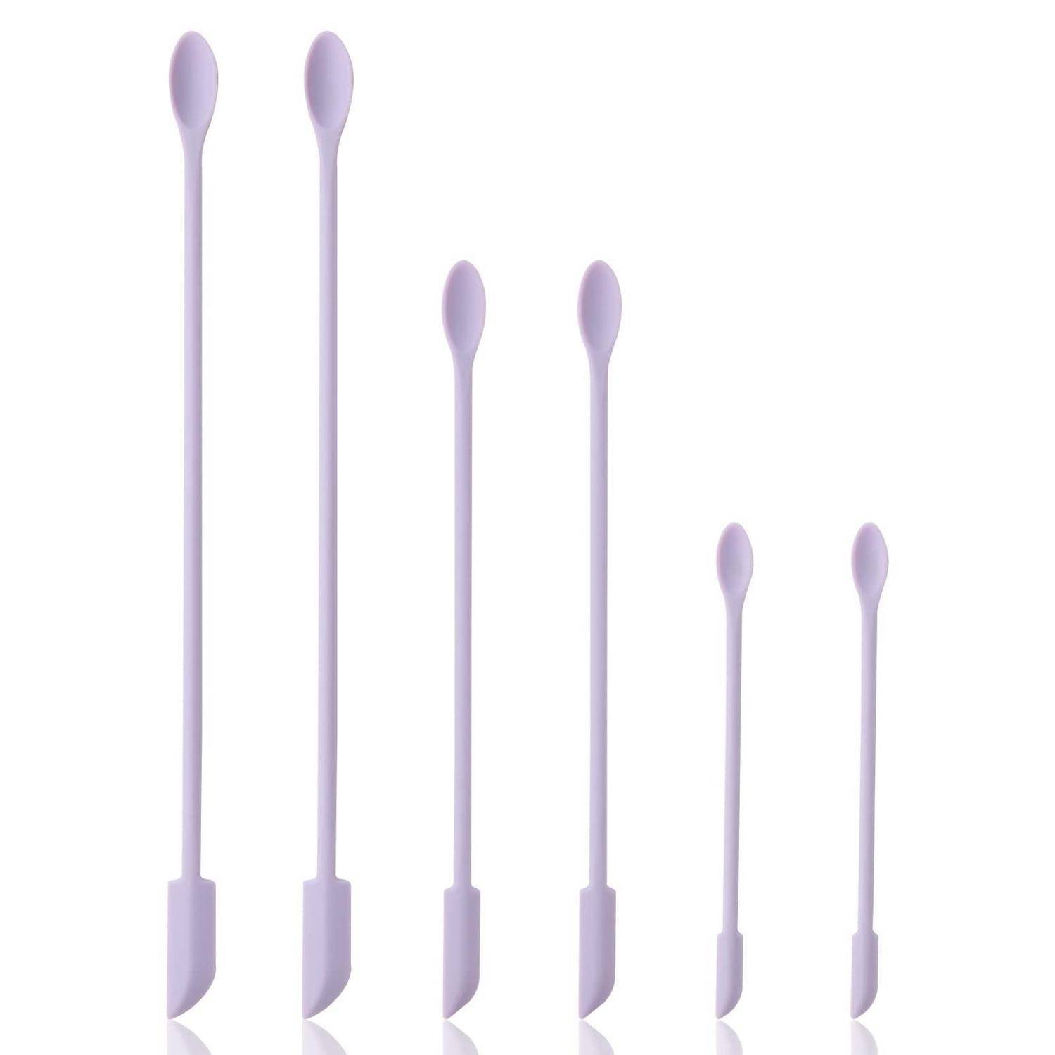 Sechs Wattestäbchen aus Lavendel in verschiedenen Längen, angeordnet vom längsten zum kürzesten auf weißem Hintergrund.