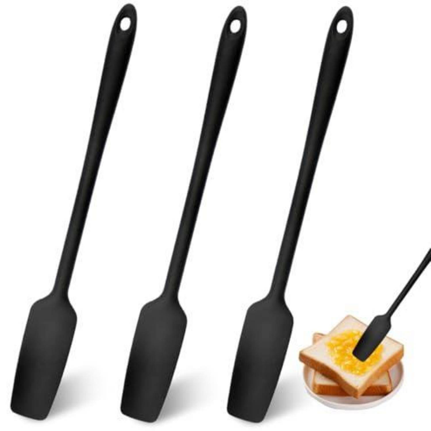 Drei schwarze Silikon-Spatel mit Aufhänglöchern, plus ein kleineres Besteck zum Verstreichen von Honig oder Butter auf Toast.