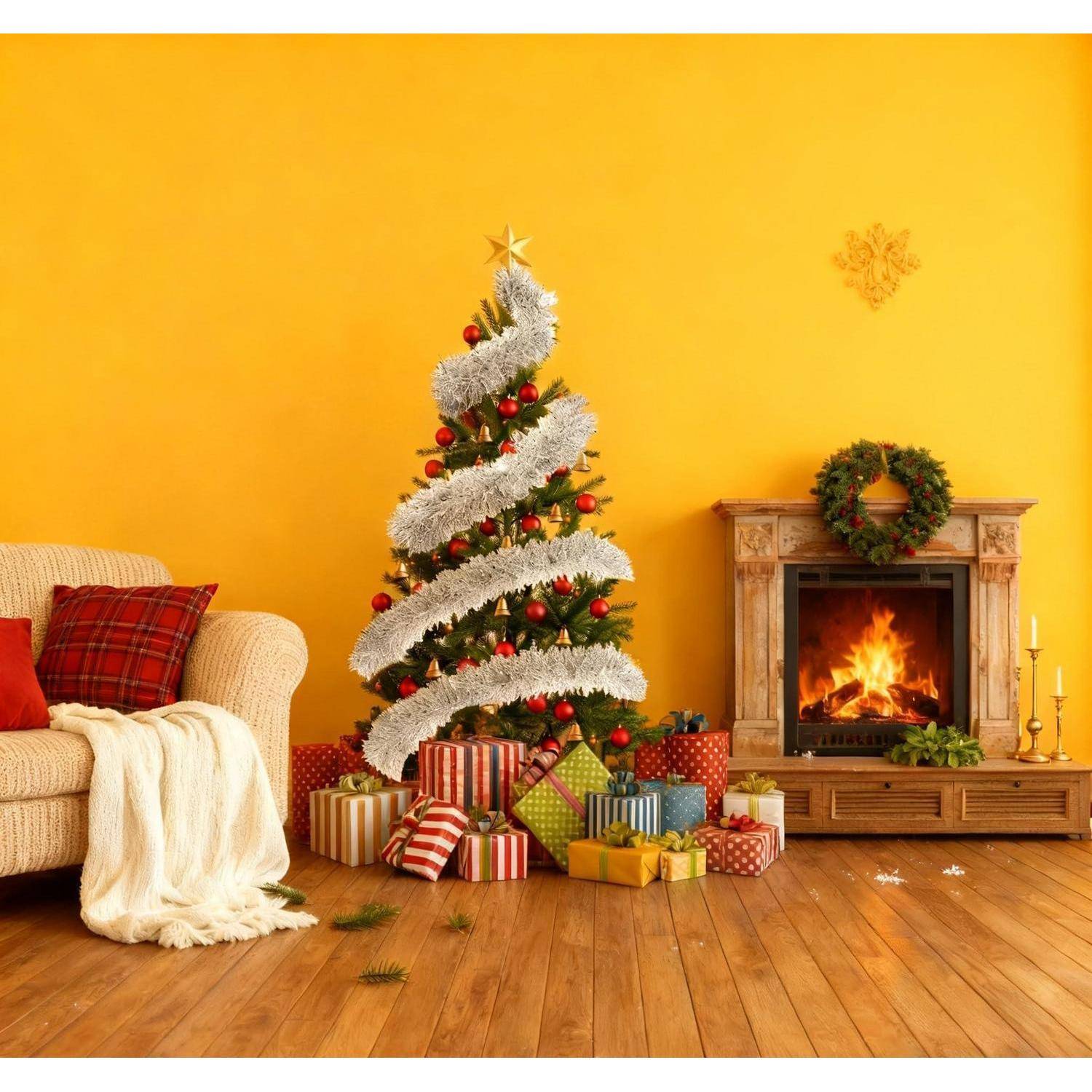 Wohnzimmer, das für Weihnachten dekoriert ist, mit einem Baum aus weißer Lametta, verpackten Geschenken, einem Kamin mit einem Kranz und einem Sofa auf der linken Seite.