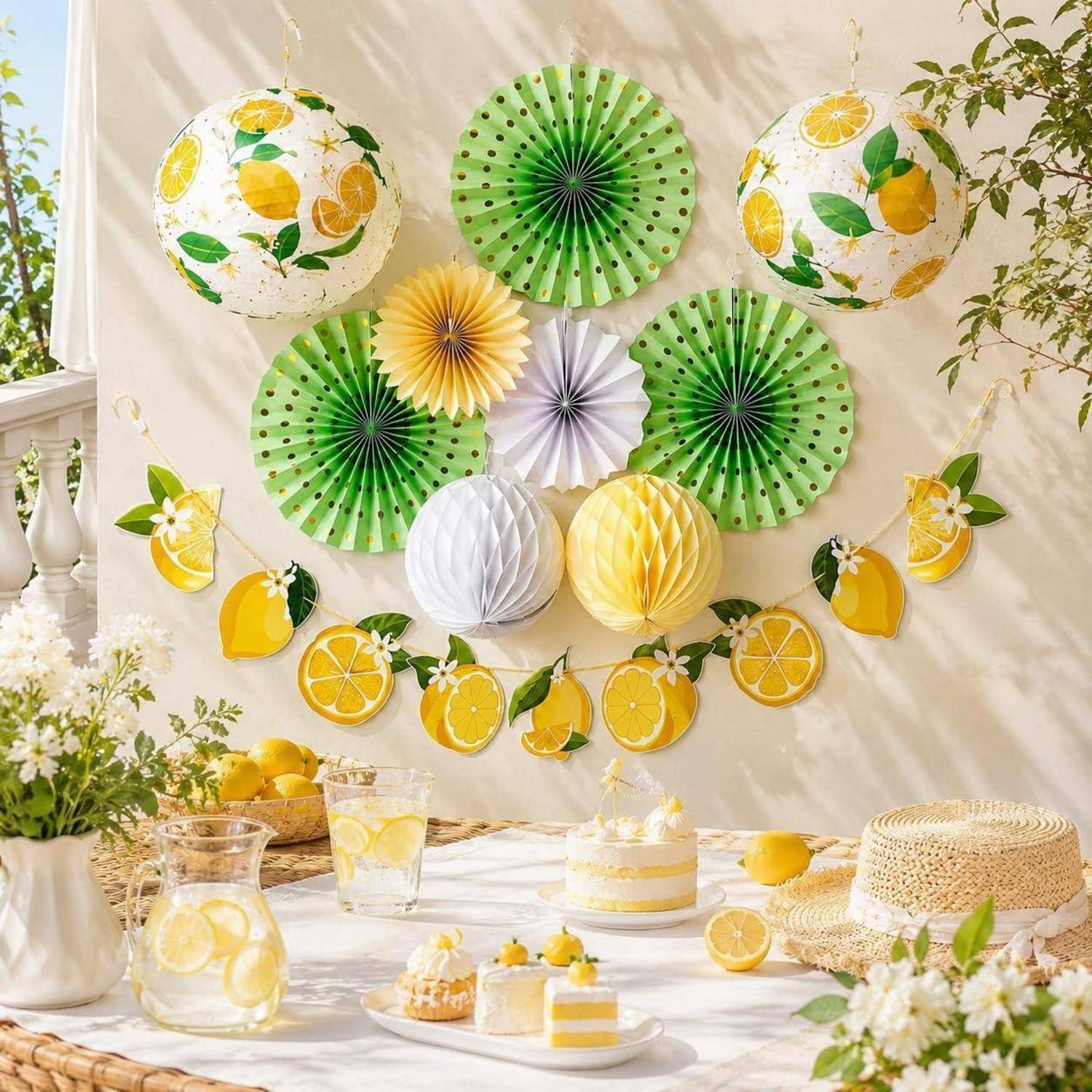 Tischdecke zur Zitronenparty mit Zitrus-Papierlaternen, Fächern, Girlanden, Kuchen, Getränken und Strohhüten in einer hellen Außeneinstellung.