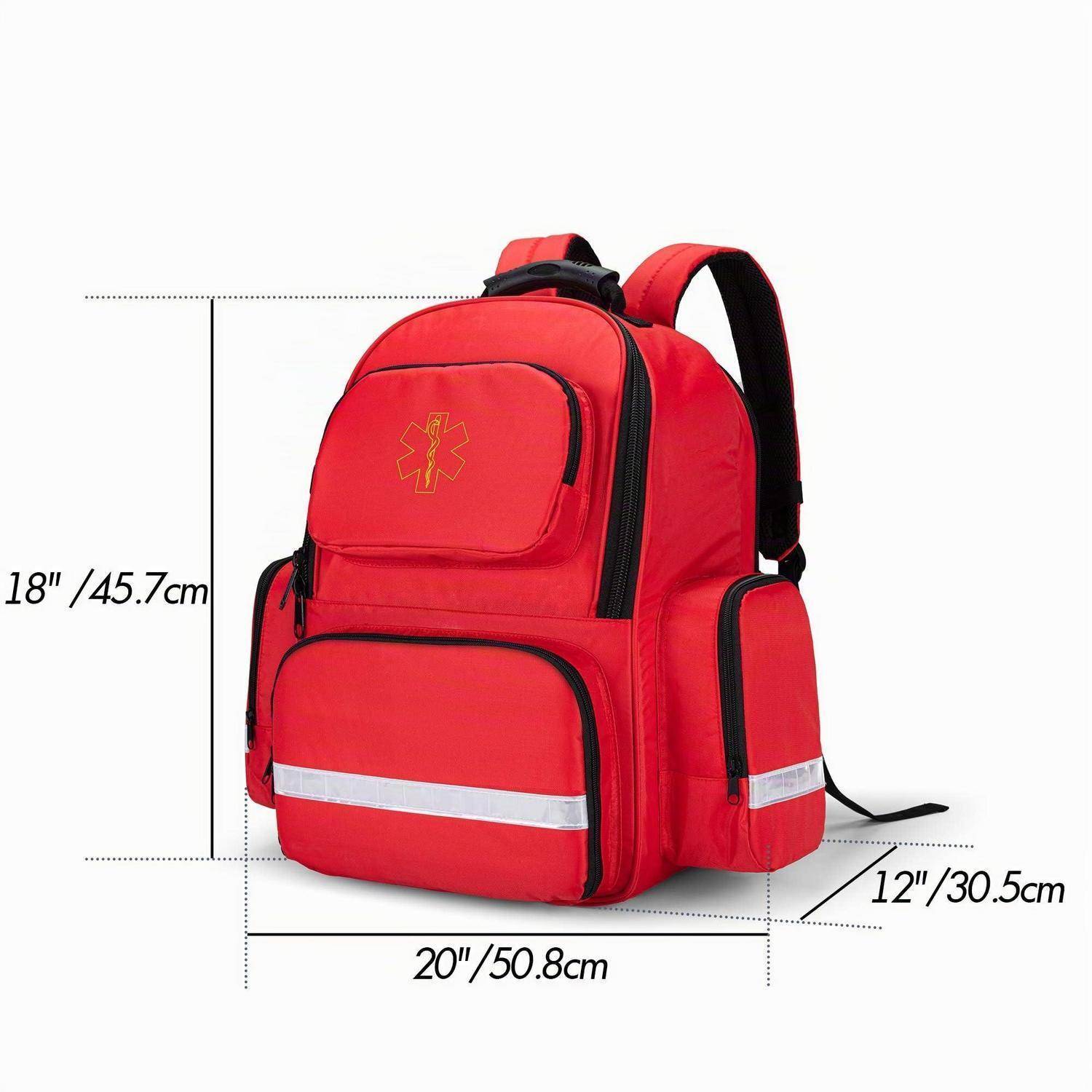 Roter Notfall-Rucksack mit reflektierendem Streifen, gezeigt mit Abmessungen: 20 Zoll breit, 18 Zoll hoch, 12 Zoll tief.